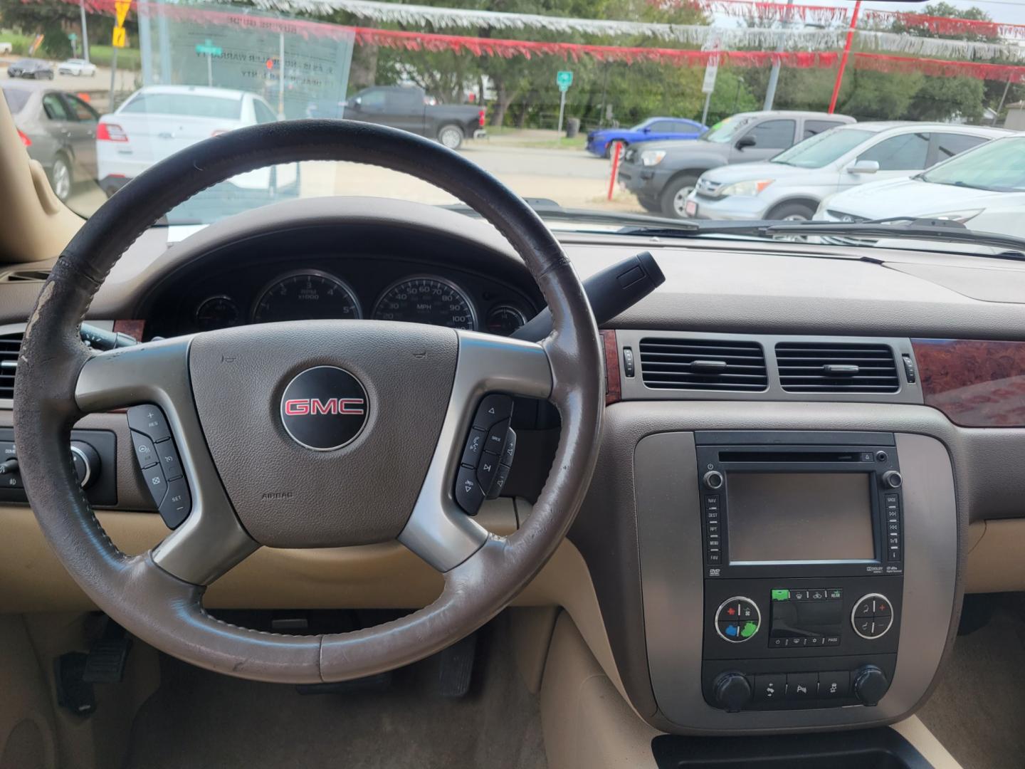 2012 WHITE /BEIGE GMC Yukon SLT1 4WD (1GKS2CE0XCR) with an 5.3L V8 OHV 16V FFV engine, 6-Speed Automatic transmission, located at 503 West Court, Seguin, TX, 78155, (830) 379-3373, 29.568621, -97.969803 - 2012 GMC Yukon SLT1 4WD with a 5.3L V8 OHV 16V FFV, Automatic, Tilt, Cruise, AM/FM/CD/AUX Touchscreen Stereo, Power Windows, Locks, Seats and Side Mirrors, Bluetooth, Leather Seats, Dual Climate Control, Rear A/C, Power Sunroof, Power Rear Hatch, Towing, Alloy Wheels, Heated and Cooled Seats, Bumper - Photo#5