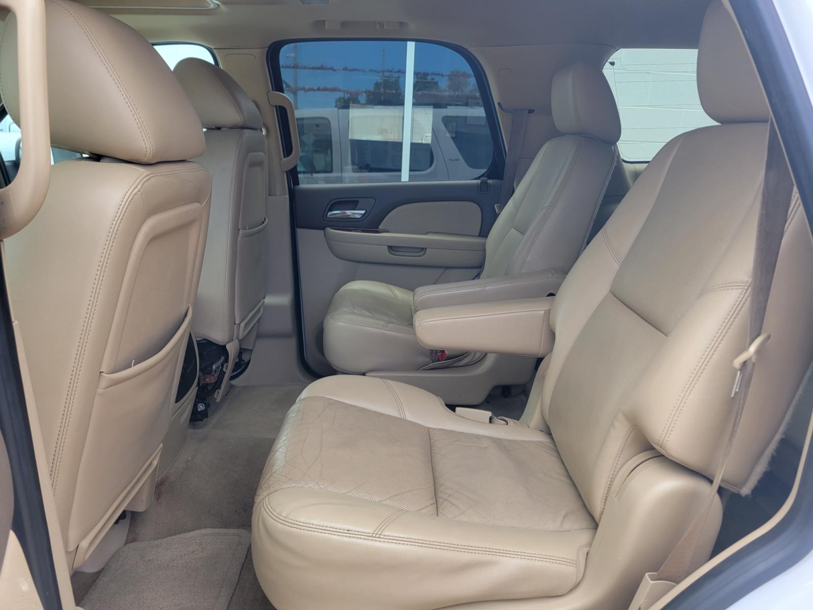 2012 WHITE /BEIGE GMC Yukon SLT1 4WD (1GKS2CE0XCR) with an 5.3L V8 OHV 16V FFV engine, 6-Speed Automatic transmission, located at 503 West Court, Seguin, TX, 78155, (830) 379-3373, 29.568621, -97.969803 - 2012 GMC Yukon SLT1 4WD with a 5.3L V8 OHV 16V FFV, Automatic, Tilt, Cruise, AM/FM/CD/AUX Touchscreen Stereo, Power Windows, Locks, Seats and Side Mirrors, Bluetooth, Leather Seats, Dual Climate Control, Rear A/C, Power Sunroof, Power Rear Hatch, Towing, Alloy Wheels, Heated and Cooled Seats, Bumper - Photo #6