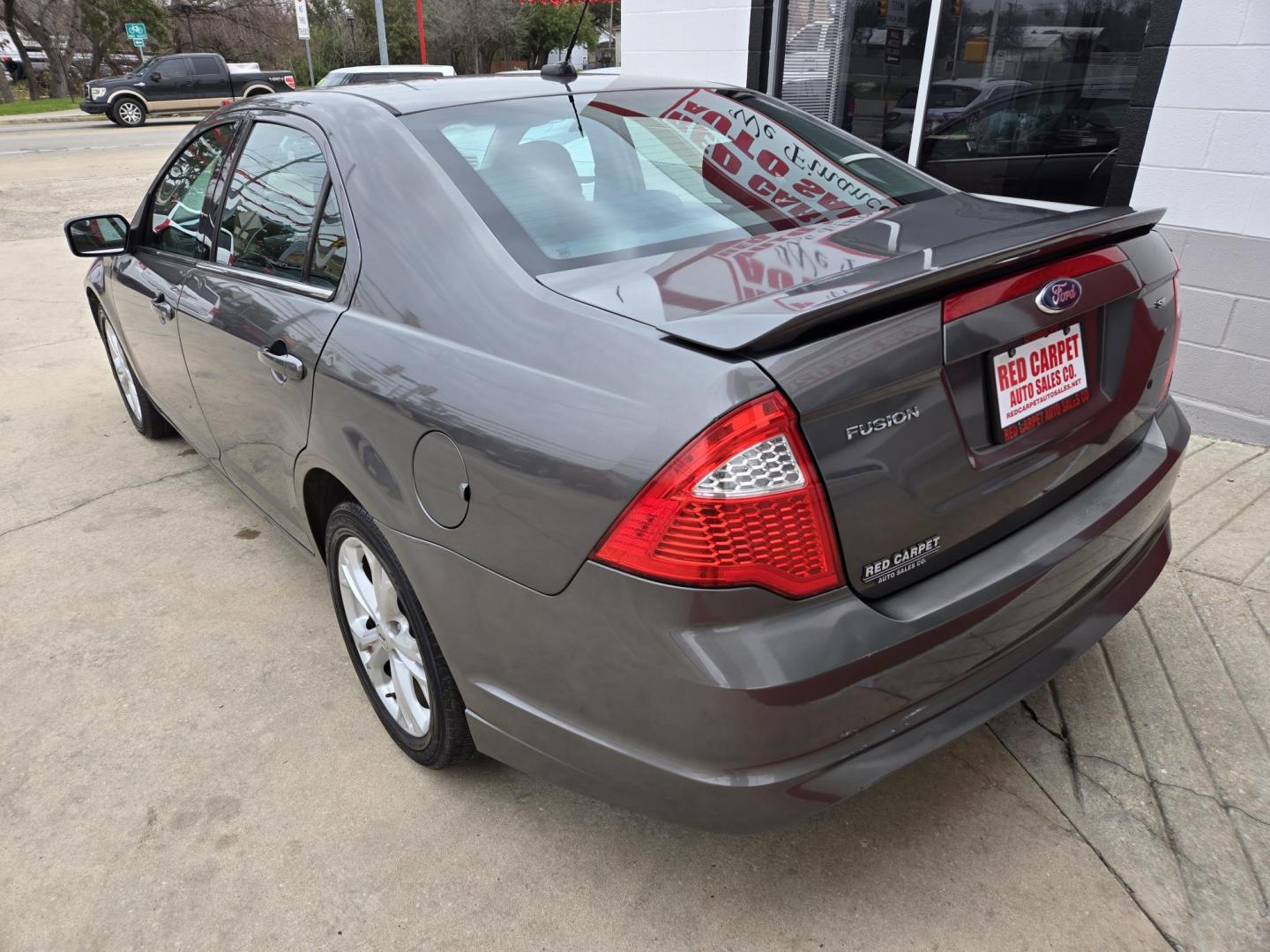 2012 GRAY /GRAY Ford Fusion (3FAHP0HA8CR) with an 2.5L I4 F DOHC 16V engine, Automatic transmission, located at 503 West Court, Seguin, TX, 78155, (830) 379-3373, 29.568621, -97.969803 - 2012 Ford Fusion SE with a 2.5L I4 F DOHC 16V, Automatic, Tilt, Cruise, AM/FM/CD Stereo, Power Windows, Locks, Seat and Side Mirrors, Bluetooth, Automatic Headlights, Alloy Wheels, Rear Defroster and more!! - Photo#3