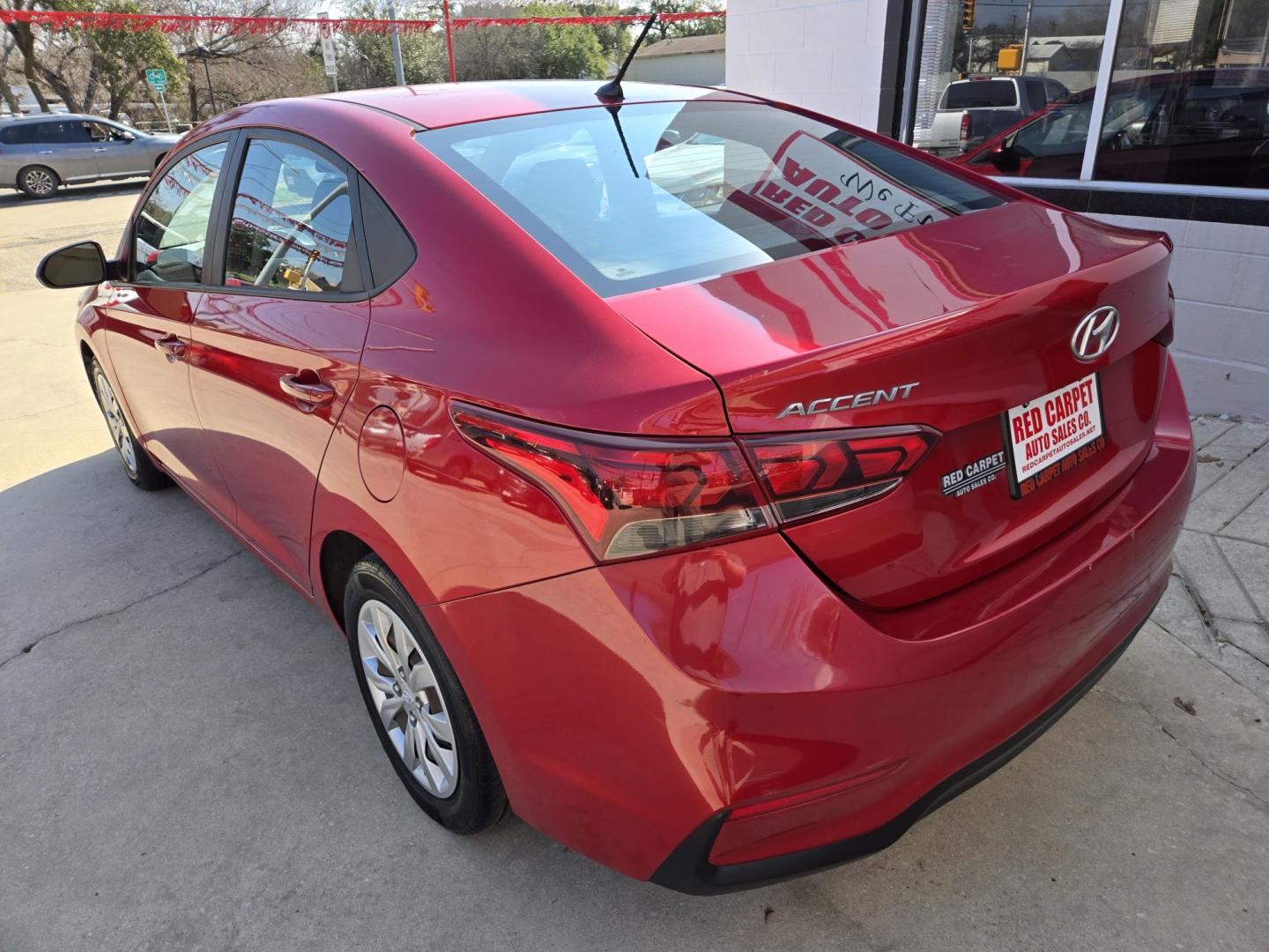 2018 Red Hyundai Accent SEL 4-Door 6A (3KPC24A35JE) with an 1.6L L4 DOHC 16V engine, 6A transmission, located at 503 West Court, Seguin, TX, 78155, (830) 379-3373, 29.568621, -97.969803 - Photo#3