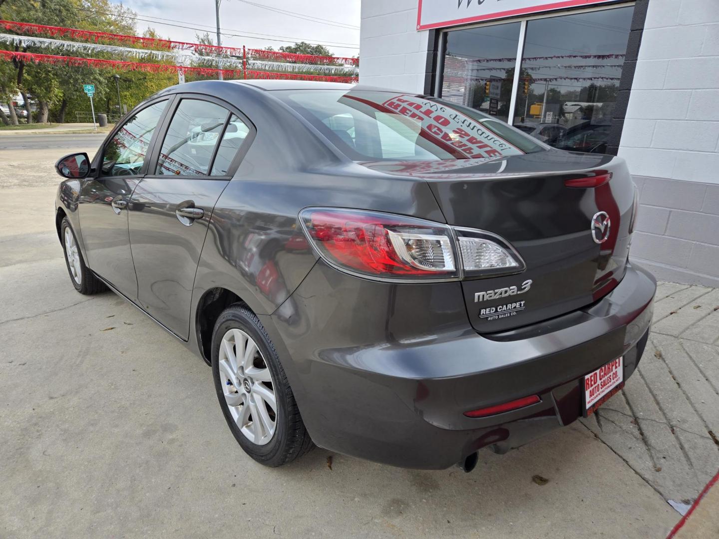 2013 SILVER Mazda MAZDA3 (JM1BL1VP3D1) with an 2.0L I4 F DOHC 16V engine, Automatic transmission, located at 503 West Court, Seguin, TX, 78155, (830) 379-3373, 29.568621, -97.969803 - 2013 Mazda MAZDA3 i Touring with a 2.0L I4 F DOHC 16V, Automatic, Tilt, Cruise, AM/FM/CD/AUX Stereo, Power Windows, Locks and Side Mirrors, Bluetooth, Dual Climate Control, Alloy Wheels, Rear Defroster and more!! - Photo#3