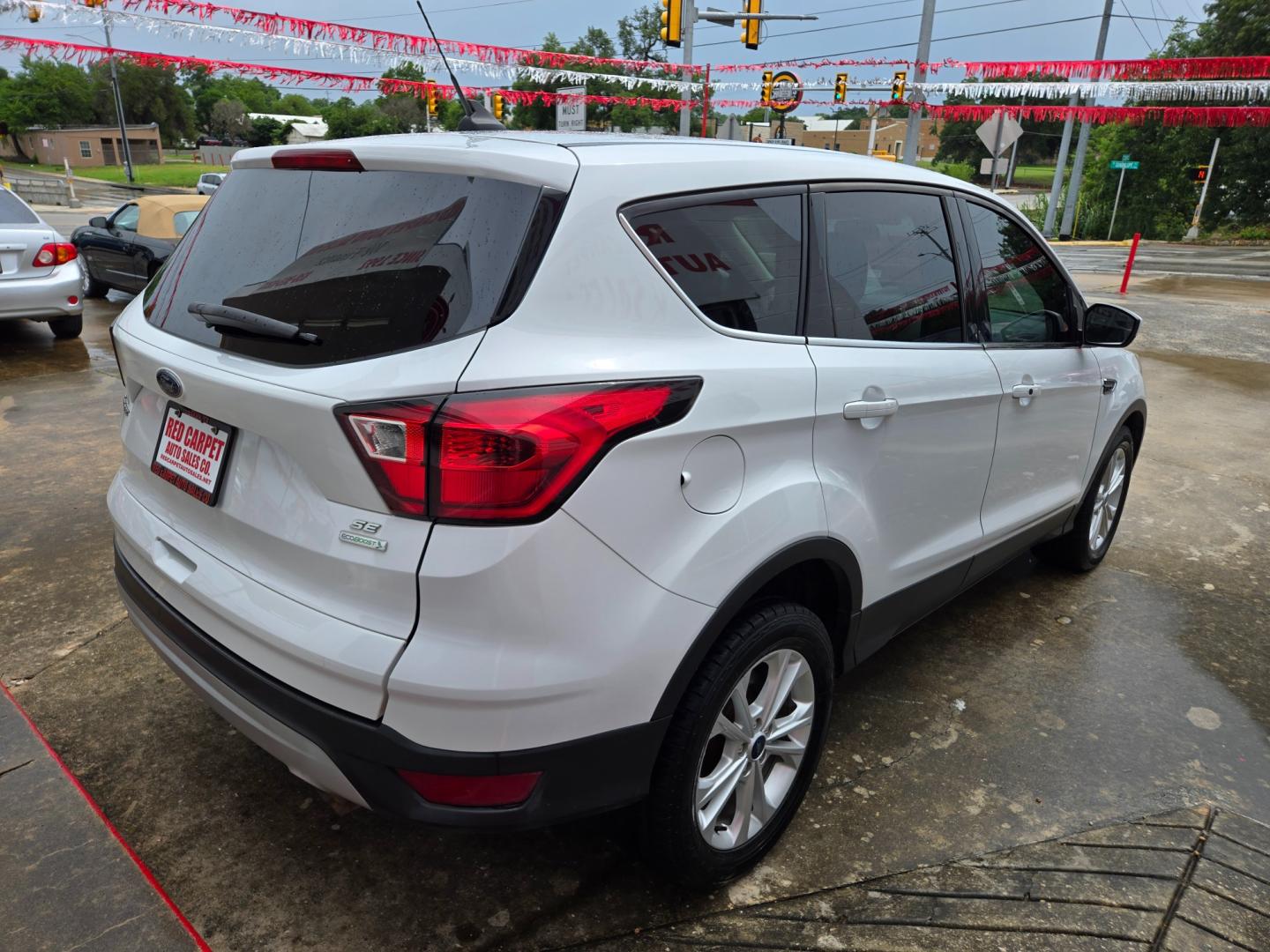 2019 WHITE Ford Escape SE FWD (1FMCU0GDXKU) with an 1.5L L4 DOHC 16V engine, 6A transmission, located at 503 West Court, Seguin, TX, 78155, (830) 379-3373, 29.568621, -97.969803 - Photo#2