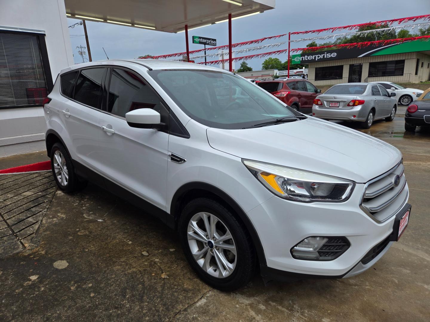 2019 WHITE Ford Escape SE FWD (1FMCU0GDXKU) with an 1.5L L4 DOHC 16V engine, 6A transmission, located at 503 West Court, Seguin, TX, 78155, (830) 379-3373, 29.568621, -97.969803 - Photo#1