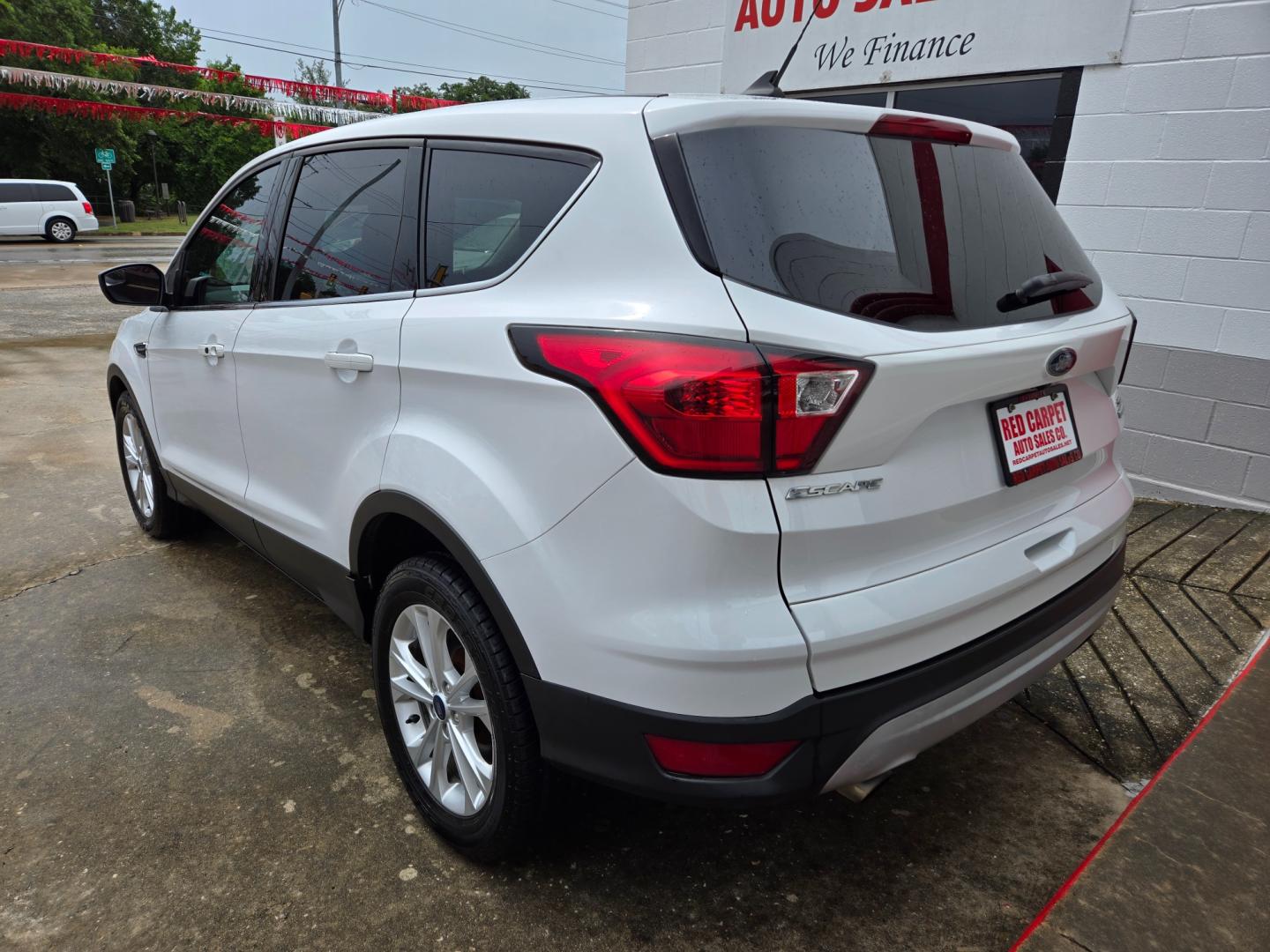 2019 WHITE Ford Escape SE FWD (1FMCU0GDXKU) with an 1.5L L4 DOHC 16V engine, 6A transmission, located at 503 West Court, Seguin, TX, 78155, (830) 379-3373, 29.568621, -97.969803 - Photo#3