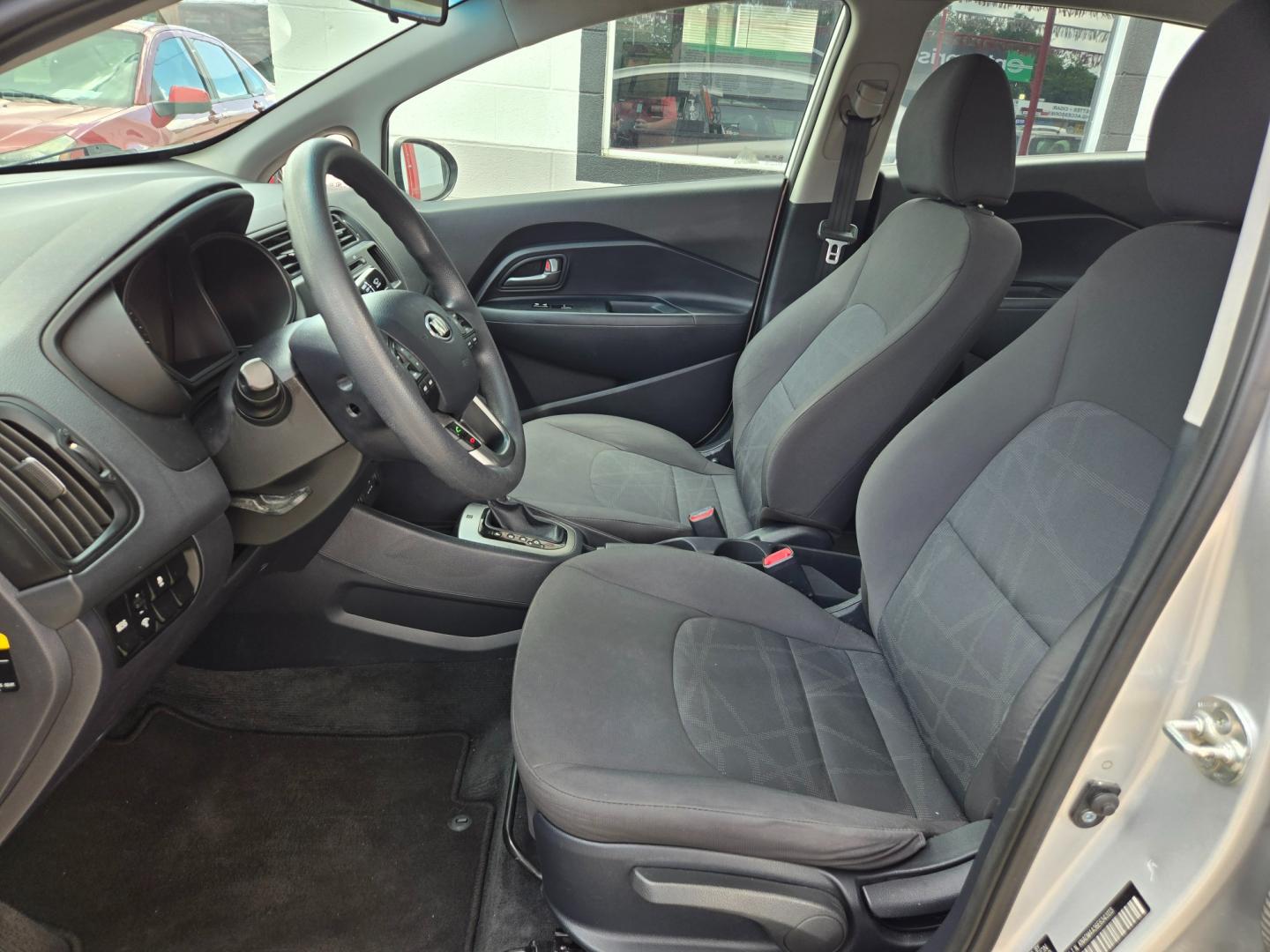 2014 SILVER Kia Rio (KNADM4A36E6) with an 1.6L I4 F DOHC 16V engine, Automatic transmission, located at 503 West Court, Seguin, TX, 78155, (830) 379-3373, 29.568621, -97.969803 - Photo#4