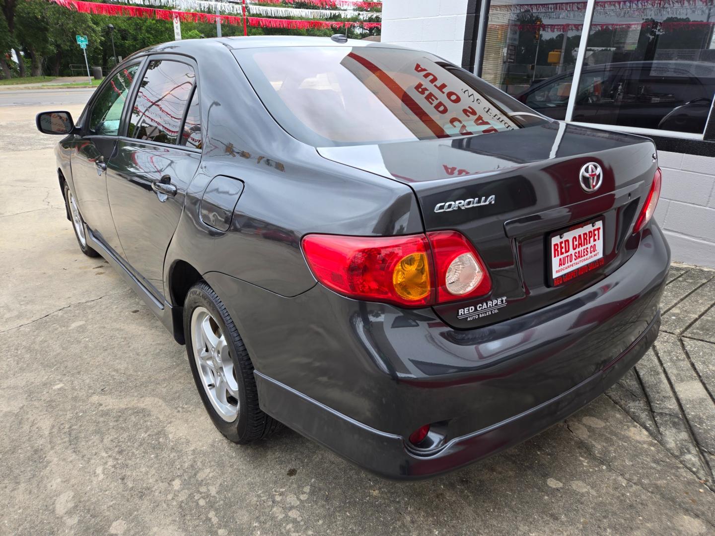 2009 GRAY Toyota Corolla Base 4-Speed AT (1NXBU40E79Z) with an 1.8L L4 DOHC 16V engine, 4-Speed Automatic Overdrive transmission, located at 503 West Court, Seguin, TX, 78155, (830) 379-3373, 29.568621, -97.969803 - Photo#3