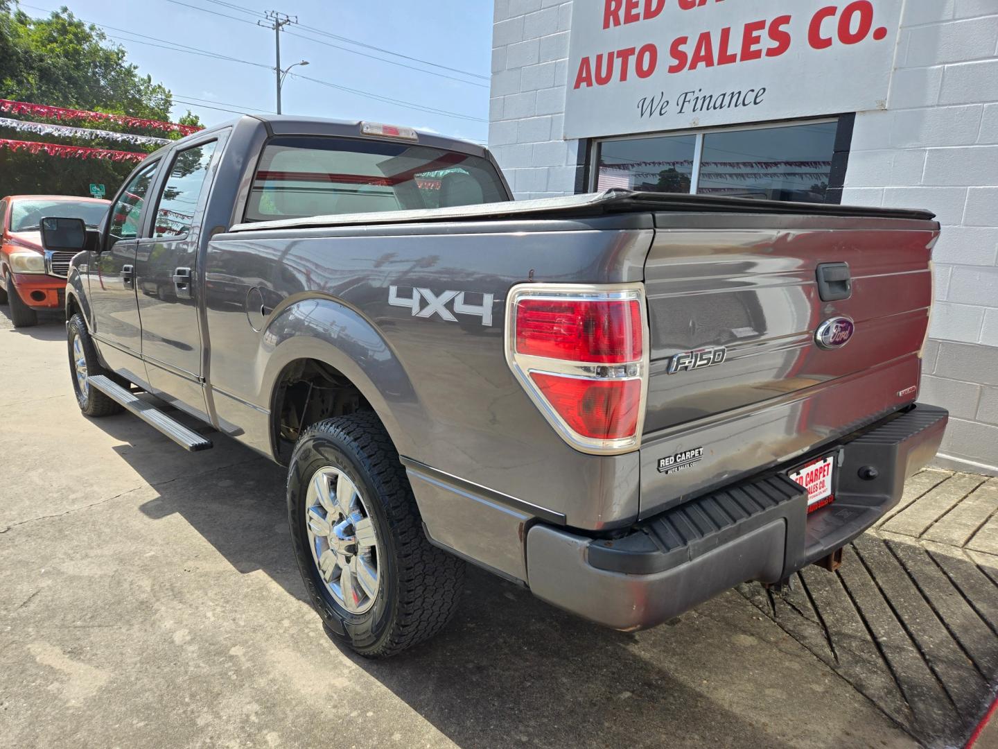 2013 GRAY Ford F-150 (1FTFW1EF0DK) with an 5.0L V8 F DOHC 32V engine, Automatic transmission, located at 503 West Court, Seguin, TX, 78155, (830) 379-3373, 29.568621, -97.969803 - 2013 Ford F-150 XLT 6.5-ft. Bed 4WD with a 5.0L V8 F DOHC 32V, Automatic, Tilt, Cruise, AM/FM/CD/AUX Stereo, Power Windows, Locks and Side Mirrors, Front Bench Seating, Running Boards, Tonneau Cover, Alloy Wheels, Towing and more!! - Photo#3