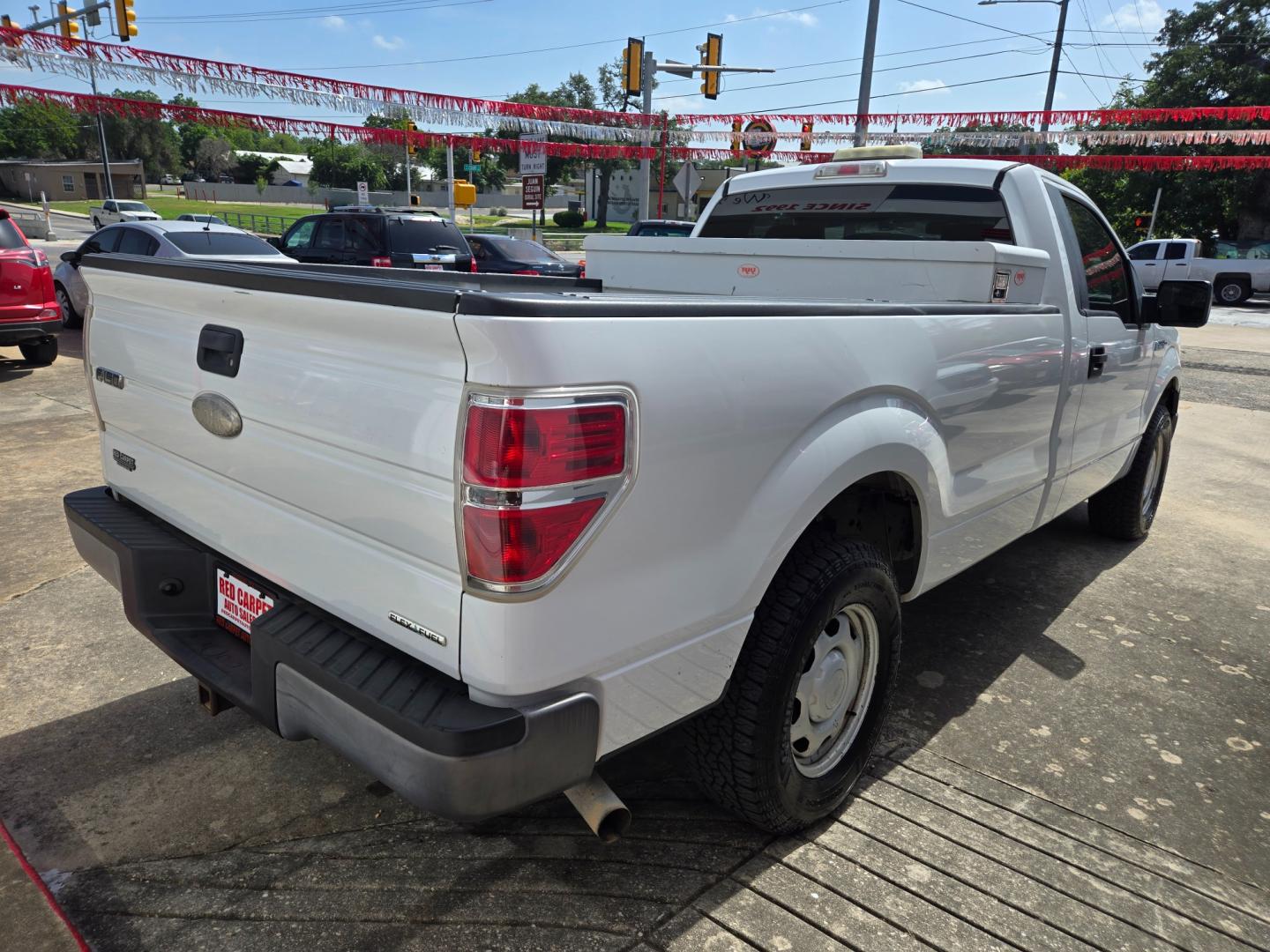 2011 WHITE Ford F-150 (1FTNF1CF5BK) with an 5.0L V8 F DOHC 32V engine, Automatic transmission, located at 503 West Court, Seguin, TX, 78155, (830) 379-3373, 29.568621, -97.969803 - Photo#2