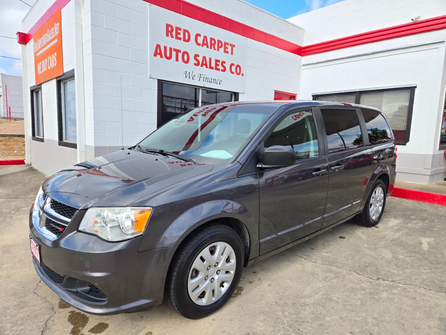 2018 Dodge Grand Caravan SE (2C4RDGBG6JR) with an 3.6L V6 DOHC 24V engine, 6A transmission, located at 503 West Court, Seguin, TX, 78155, (830) 379-3373, 29.568621, -97.969803 - Photo#0