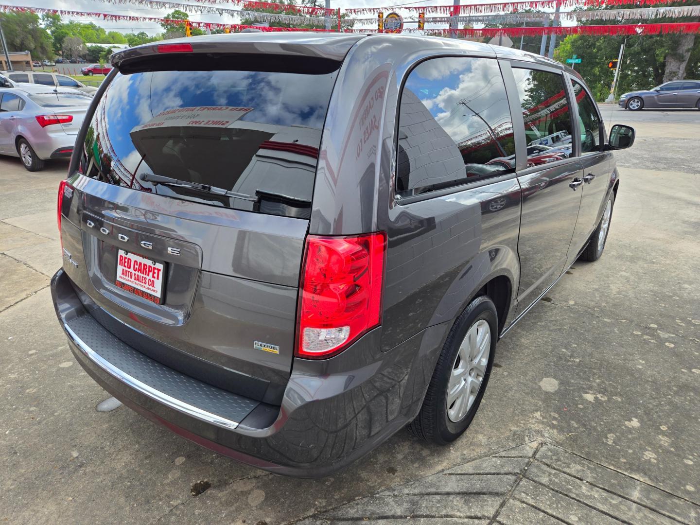 2018 Dodge Grand Caravan SE (2C4RDGBG6JR) with an 3.6L V6 DOHC 24V engine, 6A transmission, located at 503 West Court, Seguin, TX, 78155, (830) 379-3373, 29.568621, -97.969803 - 2018 Dodge Grand Caravan SE with a 3.6L V6 DOHC 24V, Automatic, Tilt, Cruise, AM/FM/CD/AUX Stereo, Power Windows, Locks and Side Mirrors, Tinted Windows, Dual Climate Control, Rear A/C, Stow N Go Seating System, Backup Camera, Rear Wiper, Rear Defroster and more!! - Photo#2