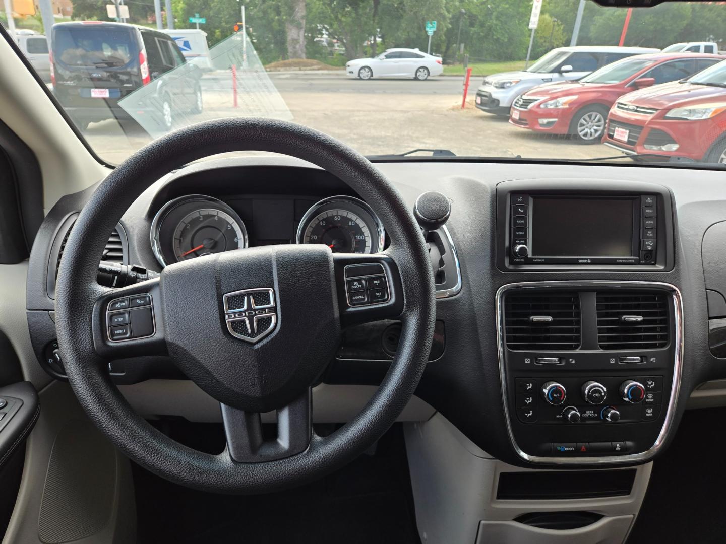 2018 Dodge Grand Caravan SE (2C4RDGBG6JR) with an 3.6L V6 DOHC 24V engine, 6A transmission, located at 503 West Court, Seguin, TX, 78155, (830) 379-3373, 29.568621, -97.969803 - Photo#5