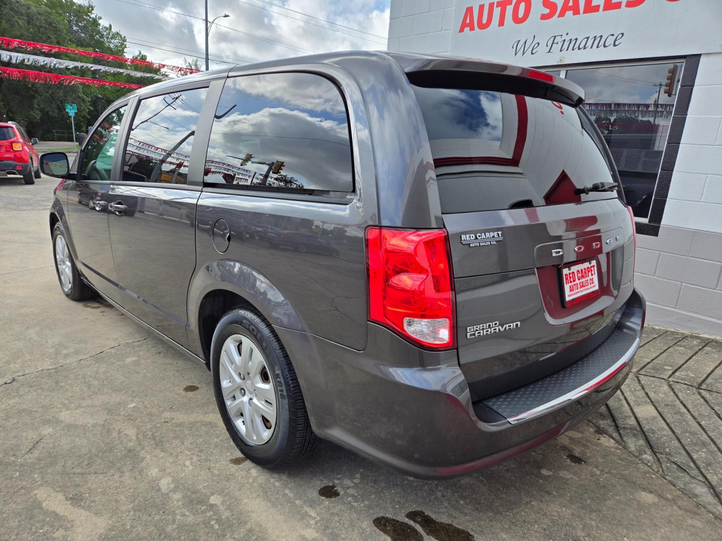 2018 Dodge Grand Caravan SE (2C4RDGBG6JR) with an 3.6L V6 DOHC 24V engine, 6A transmission, located at 503 West Court, Seguin, TX, 78155, (830) 379-3373, 29.568621, -97.969803 - Photo#3