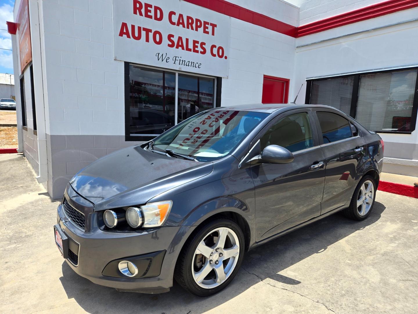 2013 GRAY Chevrolet Sonic LTZ Auto Sedan (1G1JE5SB8D4) with an 1.4L L4 DOHC 24V TURBO FFV engine, 6-Speed Automatic transmission, located at 503 West Court, Seguin, TX, 78155, (830) 379-3373, 29.568621, -97.969803 - Photo#0