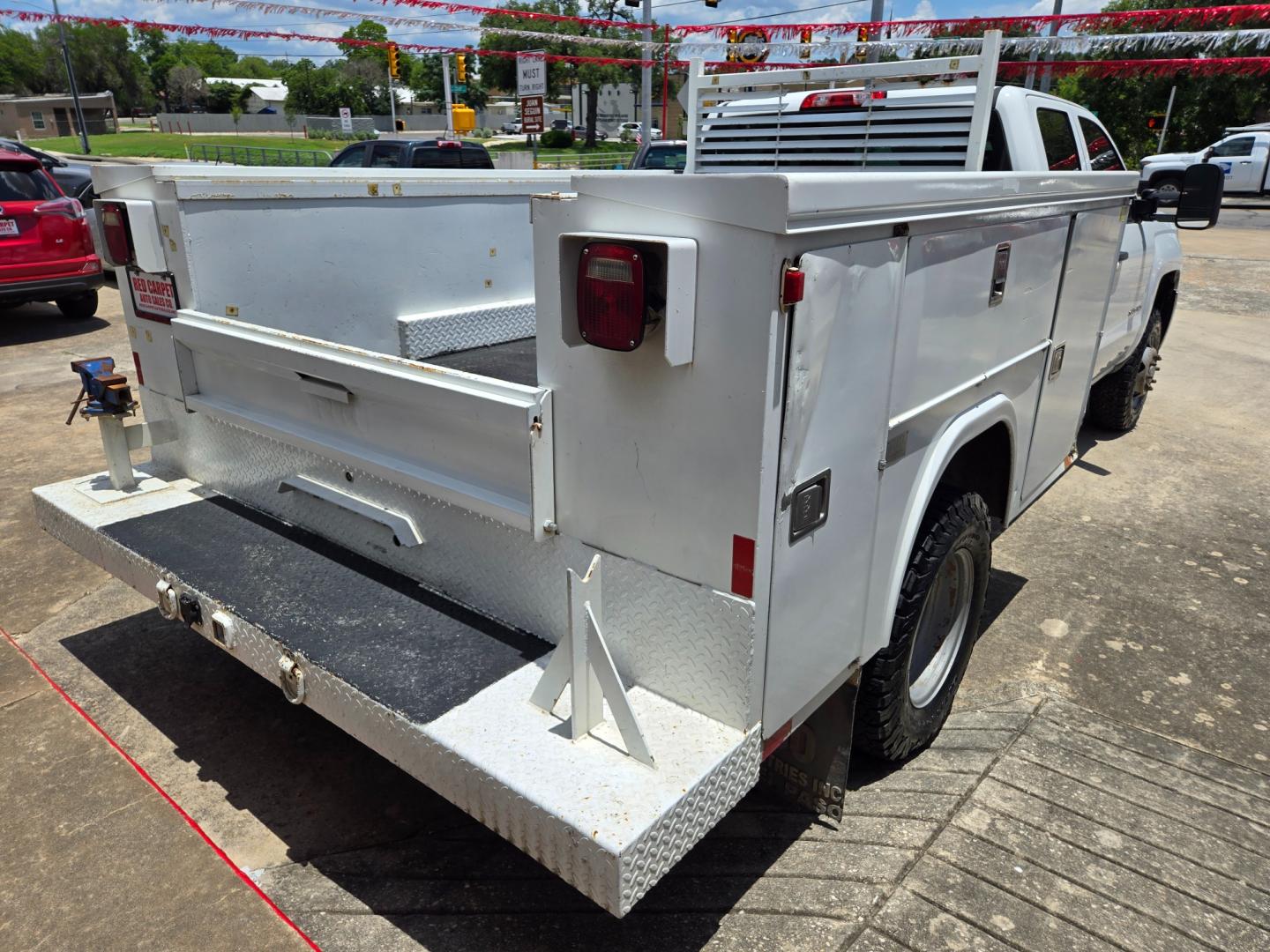 2016 WHITE Chevrolet Silverado 3500HD Work Truck Double Cab Long Box 4WD (1GB5KYCG0GZ) with an 6.0L V8 OHV 16V FFV engine, 6A transmission, located at 503 West Court, Seguin, TX, 78155, (830) 379-3373, 29.568621, -97.969803 - Photo#2