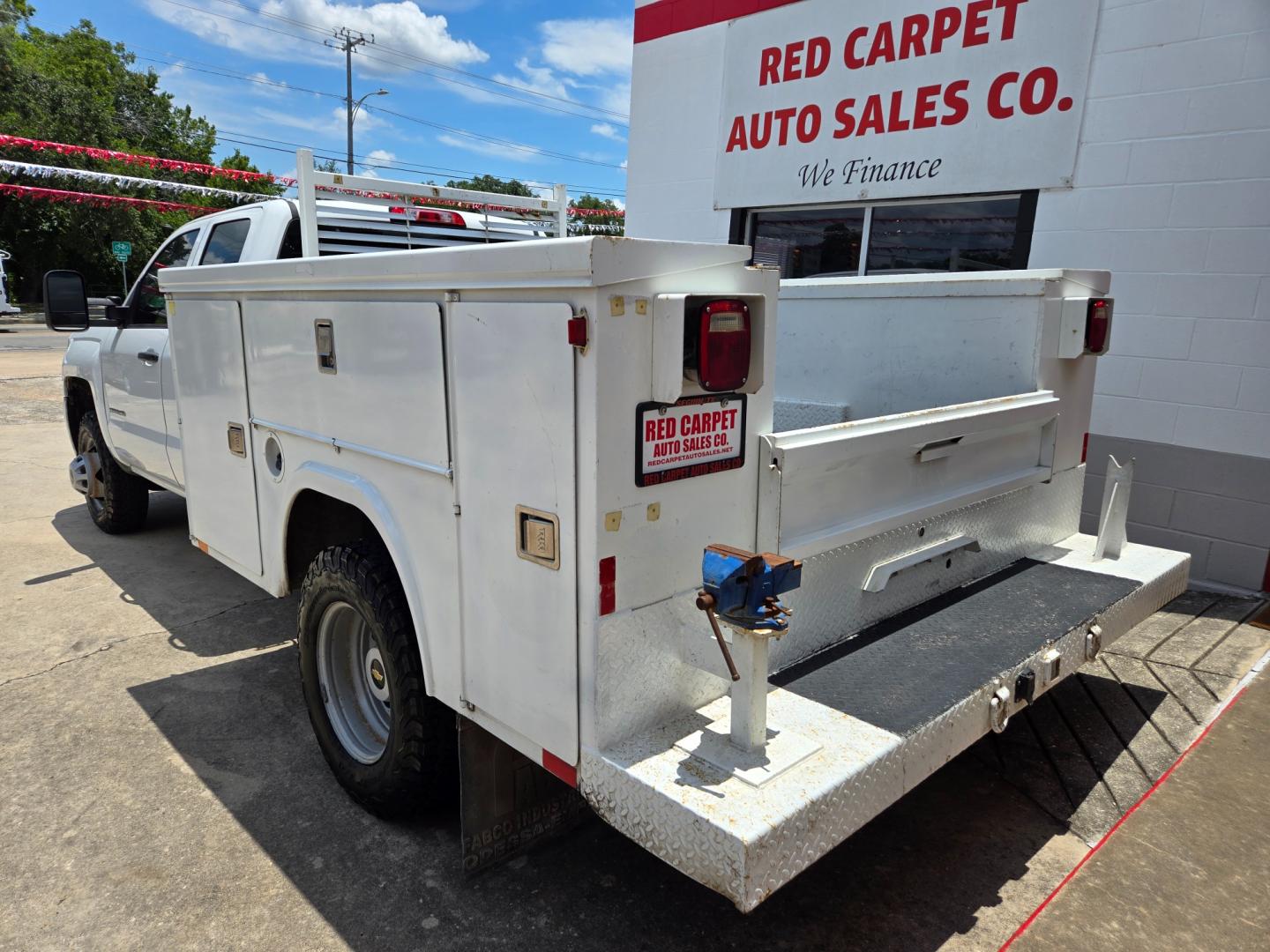 2016 WHITE Chevrolet Silverado 3500HD Work Truck Double Cab Long Box 4WD (1GB5KYCG0GZ) with an 6.0L V8 OHV 16V FFV engine, 6A transmission, located at 503 West Court, Seguin, TX, 78155, (830) 379-3373, 29.568621, -97.969803 - Photo#3