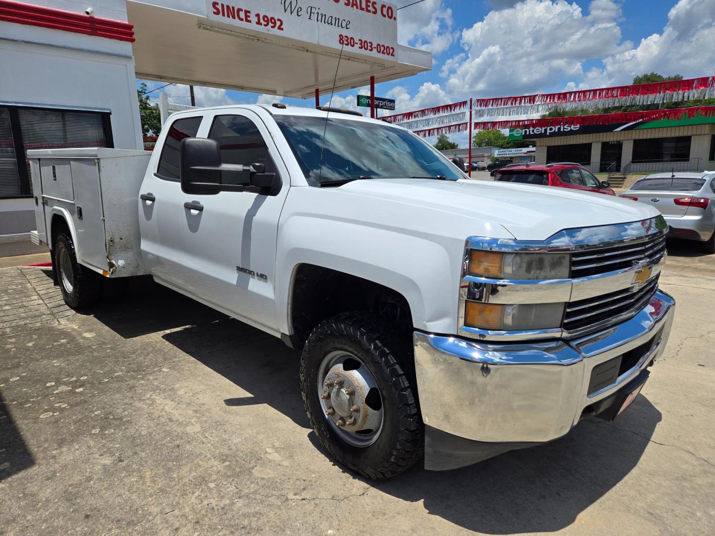 2016 WHITE Chevrolet Silverado 3500HD Work Truck Double Cab Long Box 4WD (1GB5KYCG0GZ) with an 6.0L V8 OHV 16V FFV engine, 6A transmission, located at 503 West Court, Seguin, TX, 78155, (830) 379-3373, 29.568621, -97.969803 - Photo#1