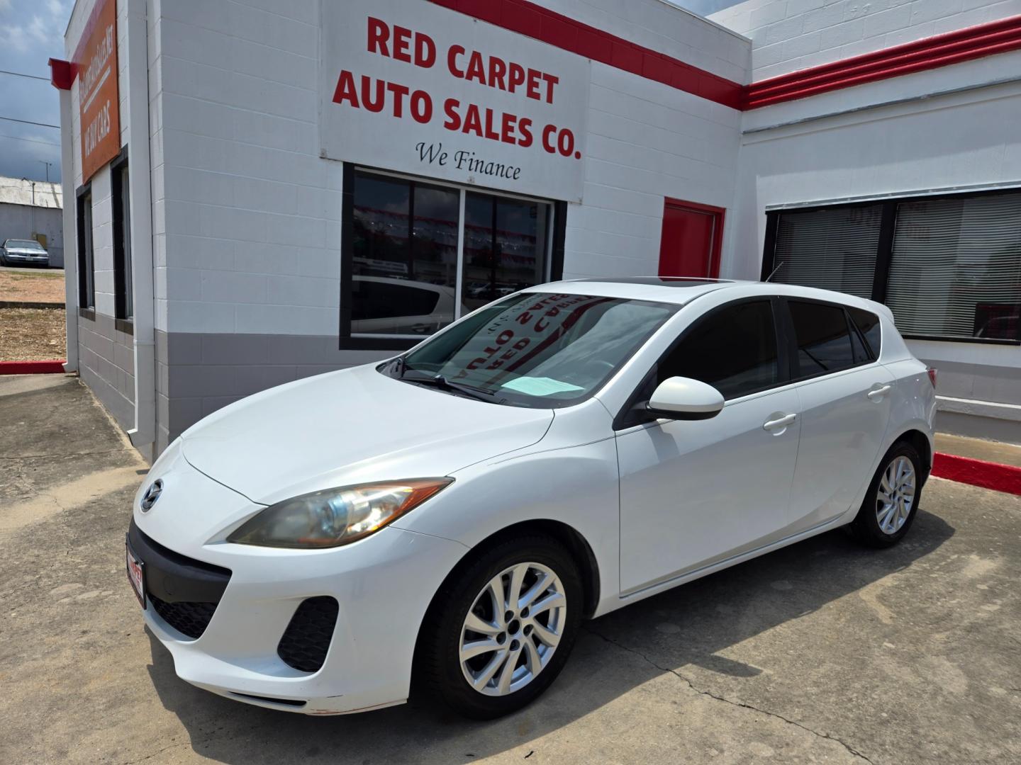 2012 WHITE Mazda MAZDA3 I Touring 5-Door (JM1BL1L71C1) with an 2.0L L4 DOHC 16V engine, Automatic transmission, located at 503 West Court, Seguin, TX, 78155, (830) 379-3373, 29.568621, -97.969803 - Photo#0