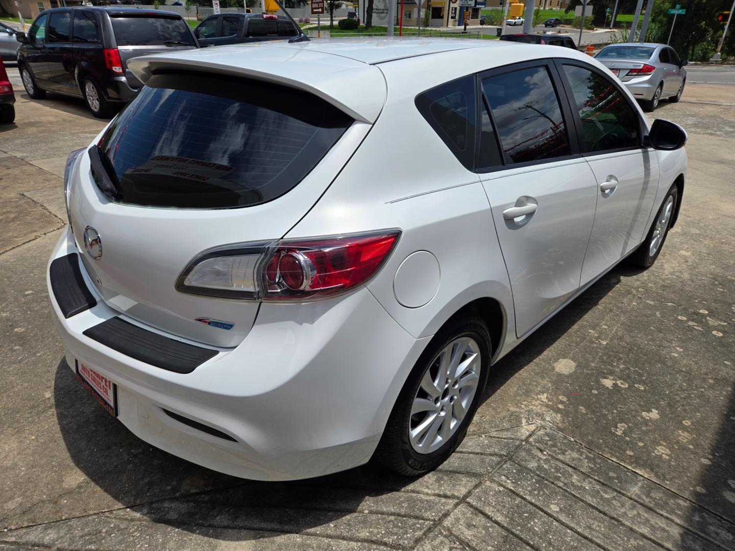 2012 WHITE Mazda MAZDA3 I Touring 5-Door (JM1BL1L71C1) with an 2.0L L4 DOHC 16V engine, Automatic transmission, located at 503 West Court, Seguin, TX, 78155, (830) 379-3373, 29.568621, -97.969803 - Photo#2