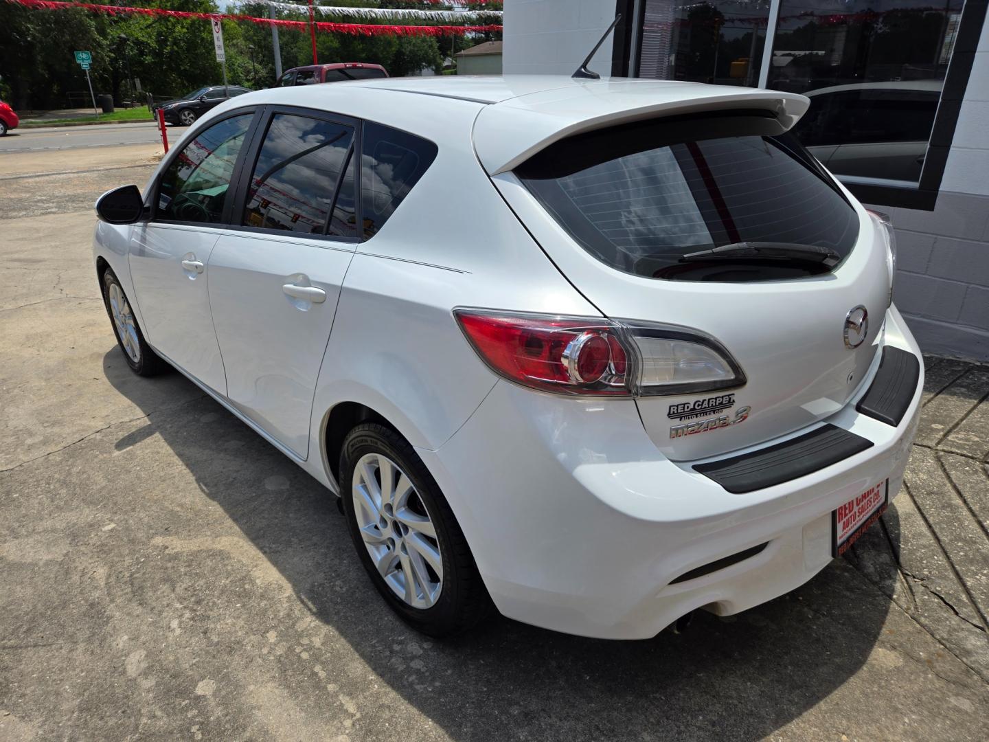 2012 WHITE Mazda MAZDA3 I Touring 5-Door (JM1BL1L71C1) with an 2.0L L4 DOHC 16V engine, Automatic transmission, located at 503 West Court, Seguin, TX, 78155, (830) 379-3373, 29.568621, -97.969803 - Photo#3