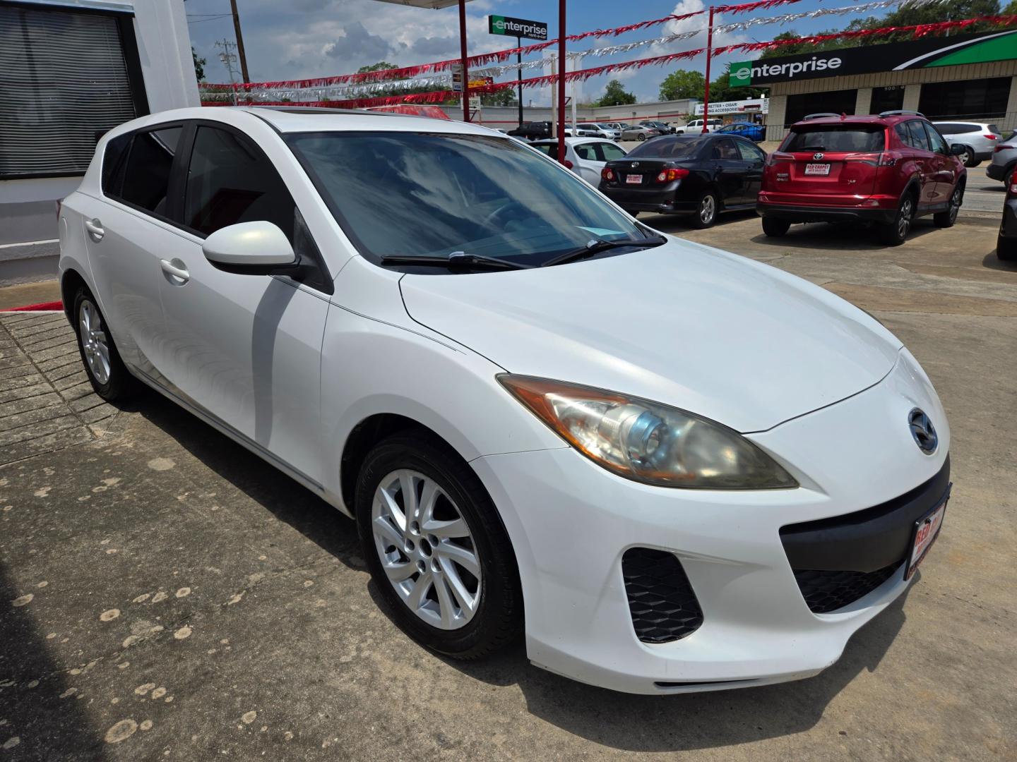 2012 WHITE Mazda MAZDA3 I Touring 5-Door (JM1BL1L71C1) with an 2.0L L4 DOHC 16V engine, Automatic transmission, located at 503 West Court, Seguin, TX, 78155, (830) 379-3373, 29.568621, -97.969803 - Photo#1