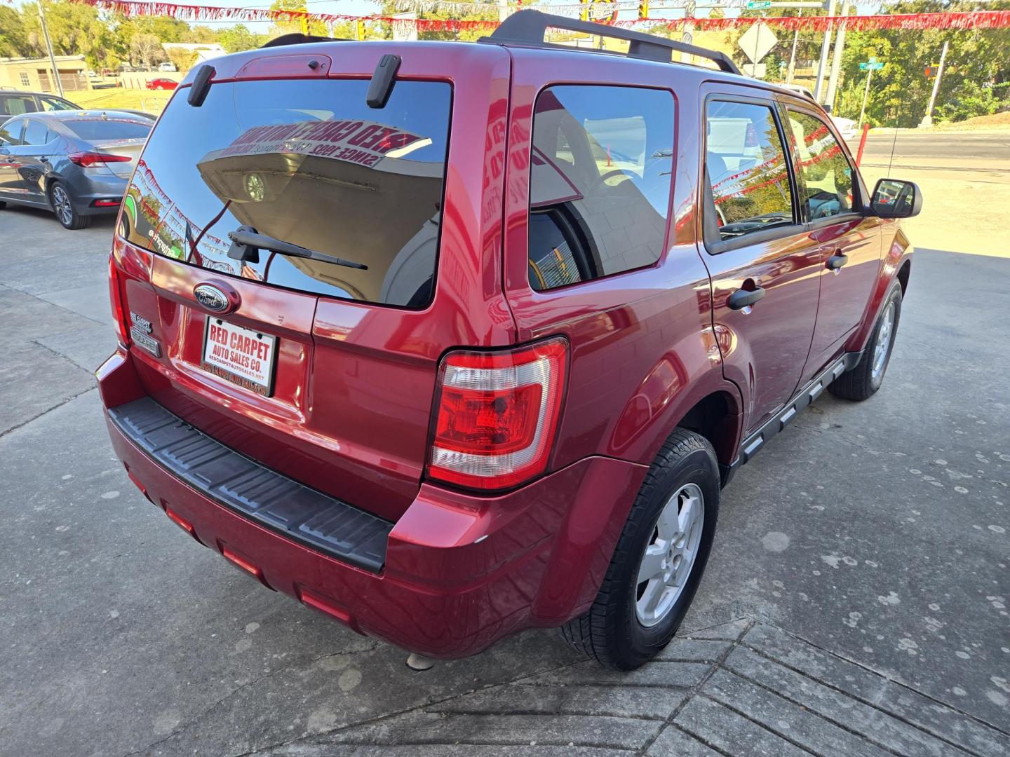 2009 Red Ford Escape XLT FWD V6 (1FMCU03G49K) with an 3.0L V6 DOHC 24V engine, 4-Speed Automatic transmission, located at 503 West Court, Seguin, TX, 78155, (830) 379-3373, 29.568621, -97.969803 - Photo#1