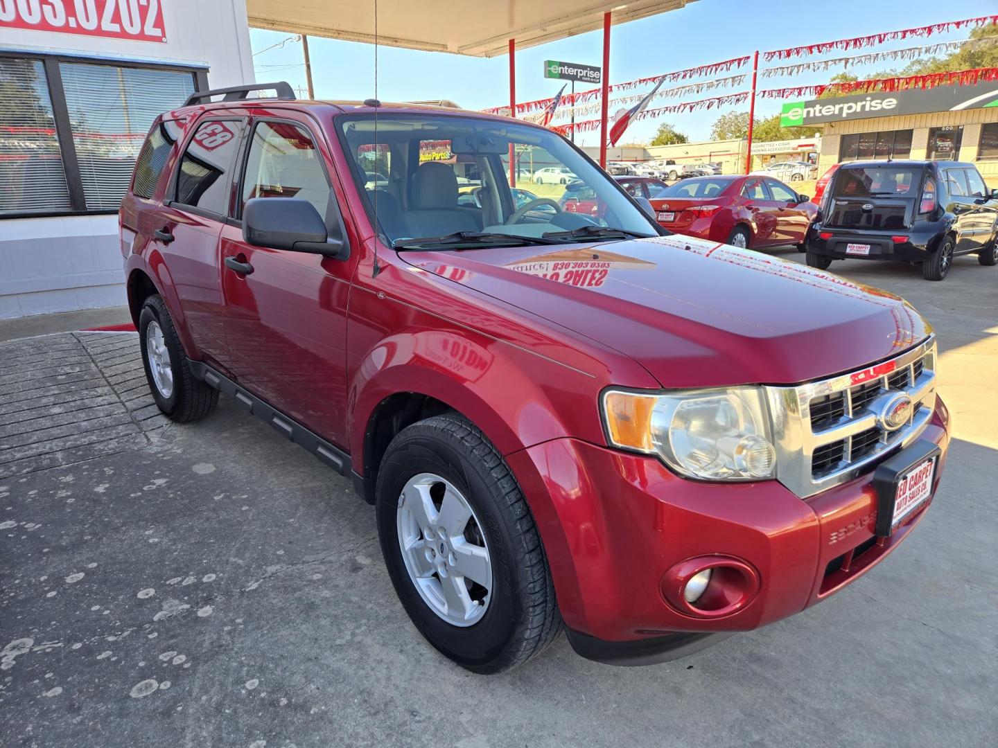 2009 Red Ford Escape XLT FWD V6 (1FMCU03G49K) with an 3.0L V6 DOHC 24V engine, 4-Speed Automatic transmission, located at 503 West Court, Seguin, TX, 78155, (830) 379-3373, 29.568621, -97.969803 - Photo#2