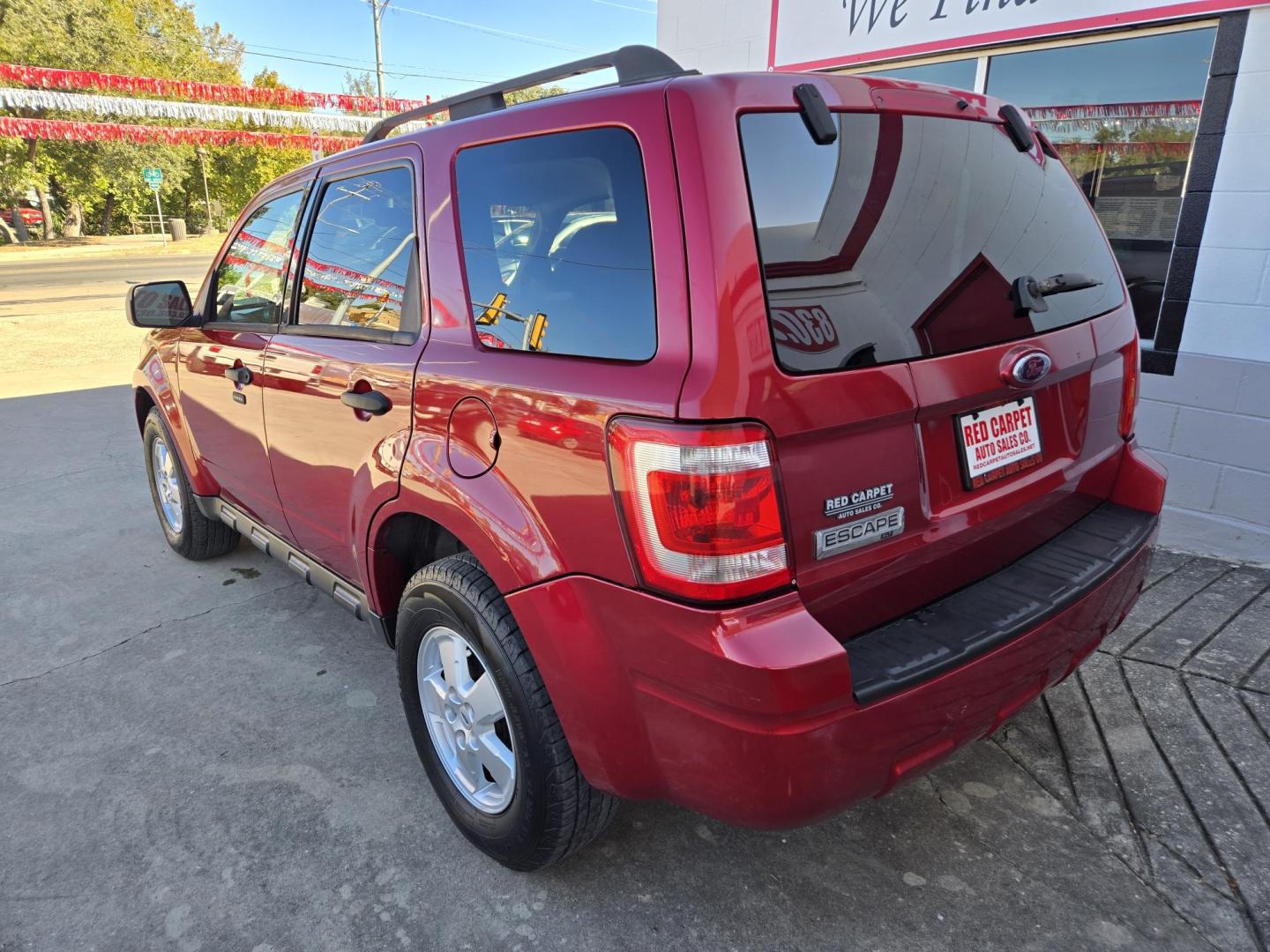 2009 Red Ford Escape XLT FWD V6 (1FMCU03G49K) with an 3.0L V6 DOHC 24V engine, 4-Speed Automatic transmission, located at 503 West Court, Seguin, TX, 78155, (830) 379-3373, 29.568621, -97.969803 - Photo#3