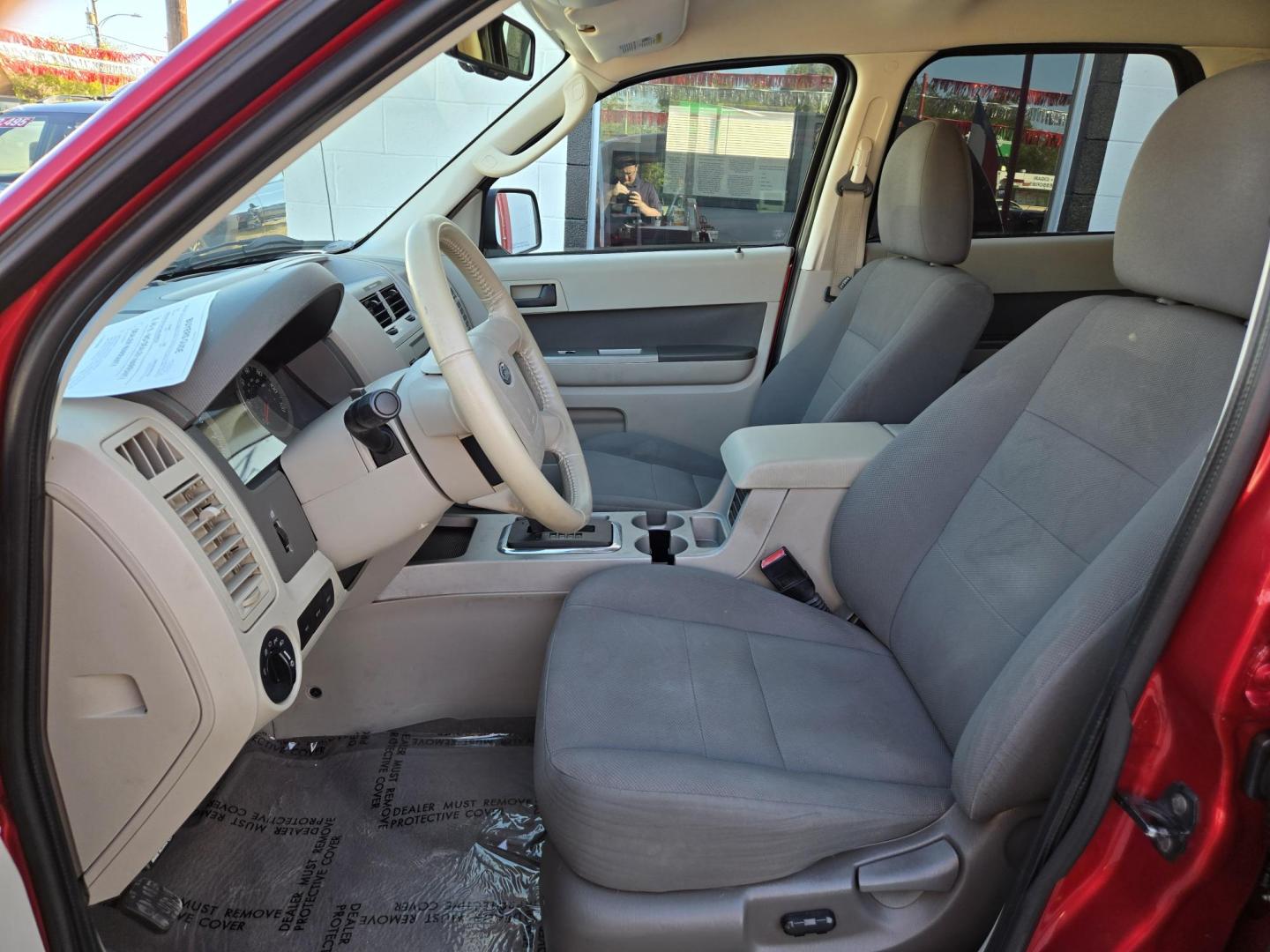 2009 Red Ford Escape XLT FWD V6 (1FMCU03G49K) with an 3.0L V6 DOHC 24V engine, 4-Speed Automatic transmission, located at 503 West Court, Seguin, TX, 78155, (830) 379-3373, 29.568621, -97.969803 - Photo#4