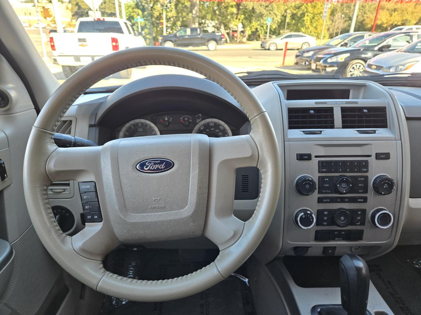 2009 Red Ford Escape XLT FWD V6 (1FMCU03G49K) with an 3.0L V6 DOHC 24V engine, 4-Speed Automatic transmission, located at 503 West Court, Seguin, TX, 78155, (830) 379-3373, 29.568621, -97.969803 - Photo#5