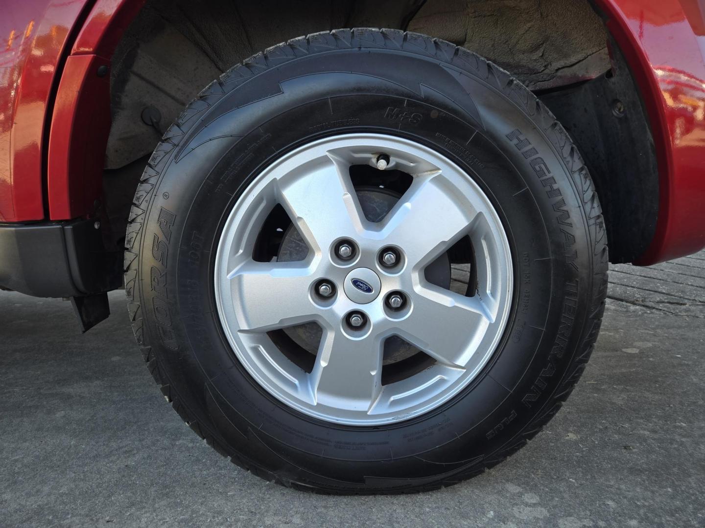 2009 Red Ford Escape XLT FWD V6 (1FMCU03G49K) with an 3.0L V6 DOHC 24V engine, 4-Speed Automatic transmission, located at 503 West Court, Seguin, TX, 78155, (830) 379-3373, 29.568621, -97.969803 - Photo#8