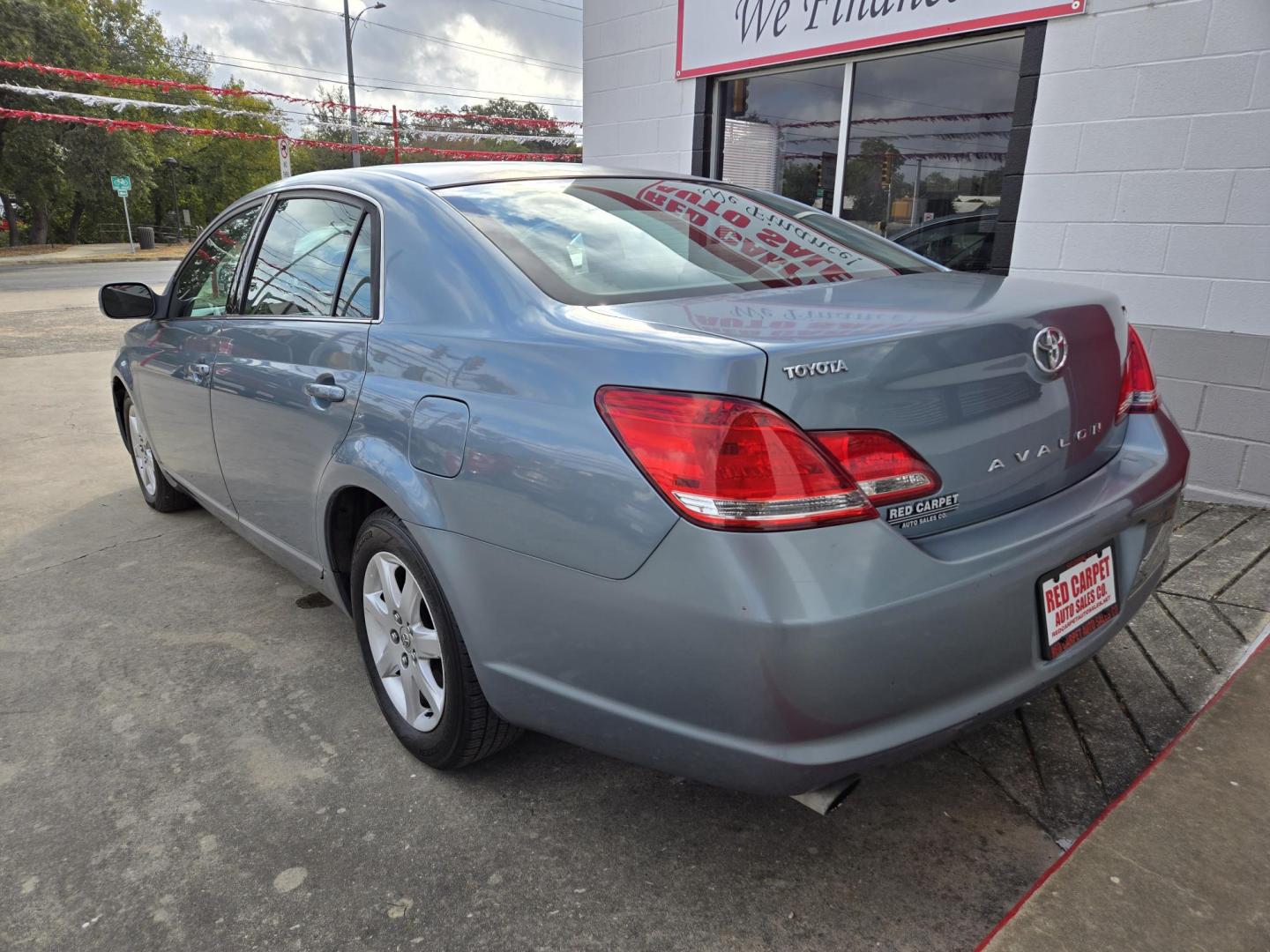 2006 Blue Toyota Avalon Limited (4T1BK36B46U) with an 3.5L V6 DOHC 24V engine, 5-Speed Automatic Overdrive transmission, located at 503 West Court, Seguin, TX, 78155, (830) 379-3373, 29.568621, -97.969803 - 2006 Toyota Avalon Limited with a 3.5L V6 DOHC 24V, Automatic, Tilt, Cruise, AM/FM/CD/CASSETTE Stereo, Power Windows, Locks, Seat and Side Mirrors, Dual Climate Control, Automatic Headlights, Alloy Wheels, Rear Defroster and more!! - Photo#3