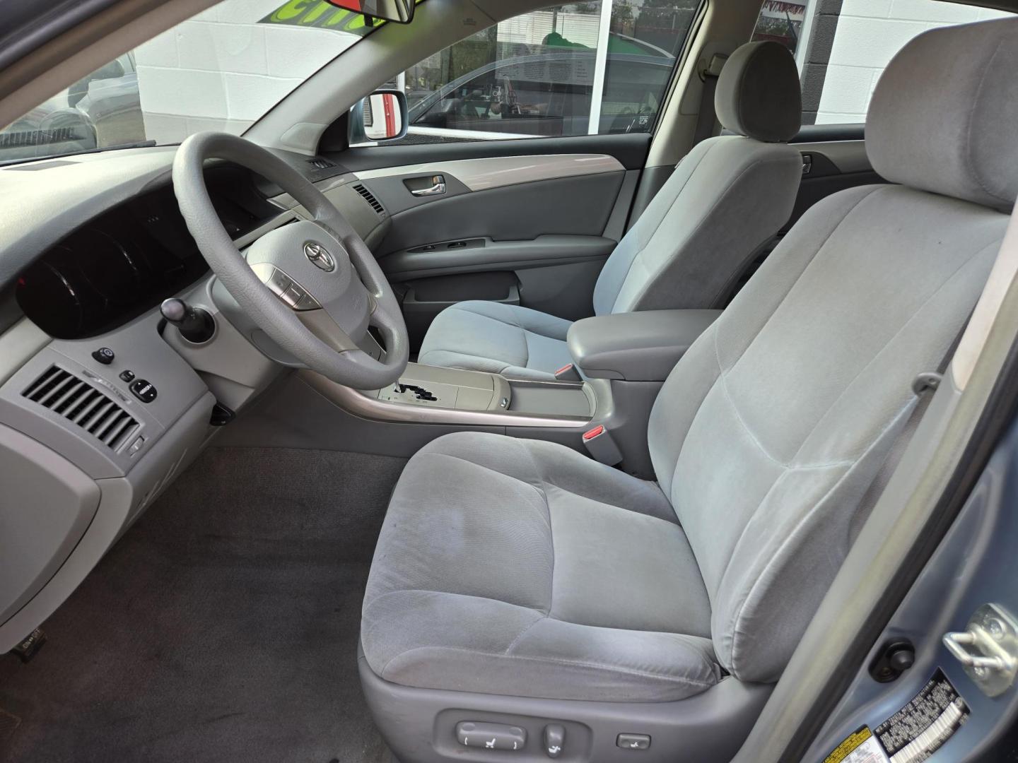 2006 Blue Toyota Avalon Limited (4T1BK36B46U) with an 3.5L V6 DOHC 24V engine, 5-Speed Automatic Overdrive transmission, located at 503 West Court, Seguin, TX, 78155, (830) 379-3373, 29.568621, -97.969803 - Photo#4