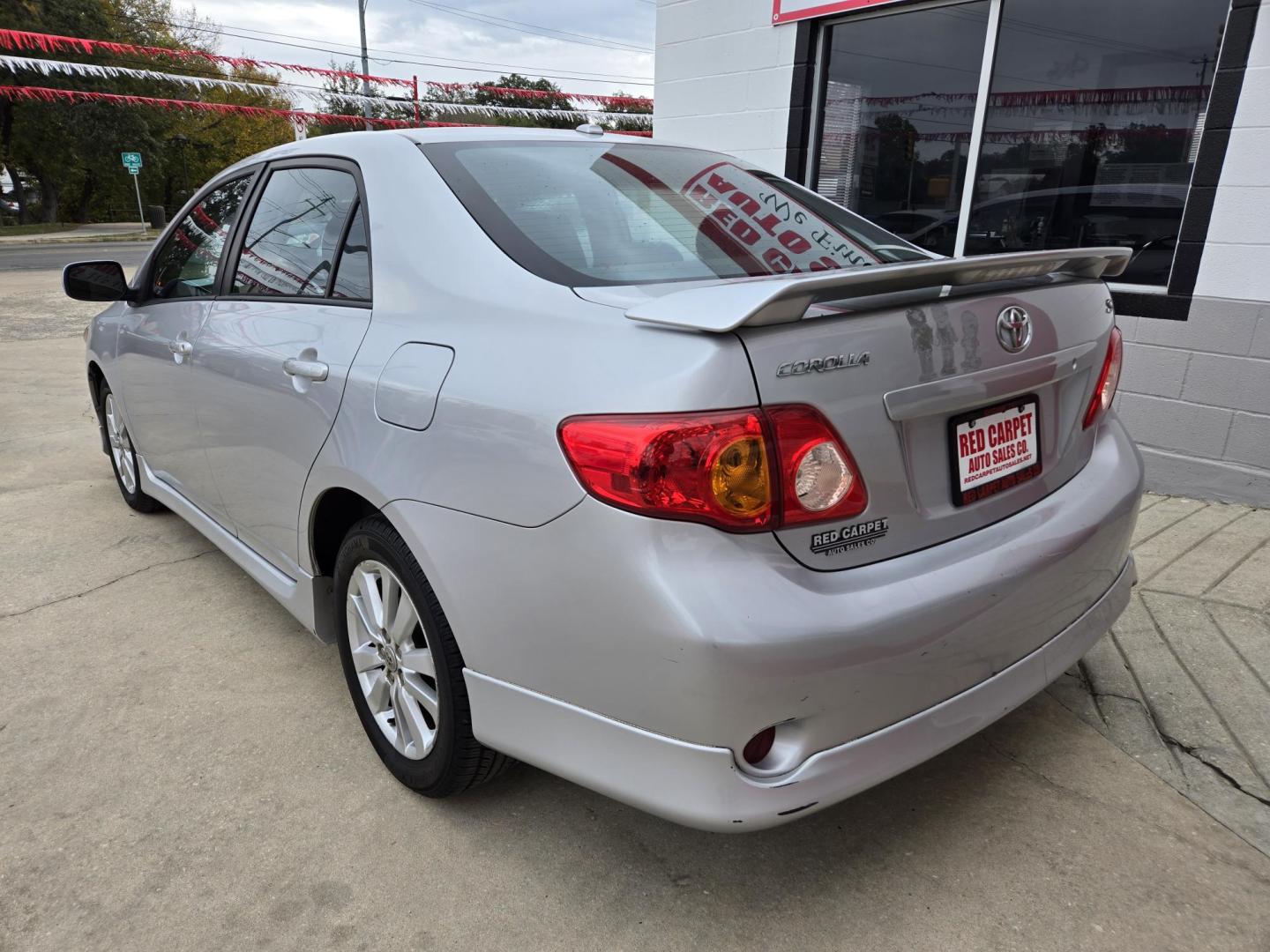 2010 SILVER Toyota Corolla Base 4-Speed AT (2T1BU4EE9AC) with an 1.8L L4 DOHC 16V engine, Manual Transmission transmission, located at 503 West Court, Seguin, TX, 78155, (830) 379-3373, 29.568621, -97.969803 - 2010 Toyota Corolla Base with a 1.8L L4 DOHC 16V, MANUAL TRANSMISSION, Tilt, Cruise, AM/FM/CD/AUX Stereo, Power Windows, Locks and Side Mirrors, Power Sunroof, Alloy Wheels, Rear Defroster and more!! - Photo#3