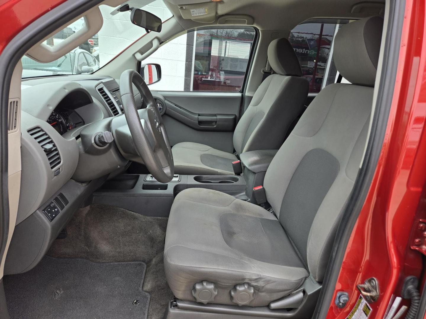 2013 Red Nissan Xterra X 4WD (5N1AN0NW7DN) with an 4.0L V6 DOHC 24V engine, 5-Speed Automatic transmission, located at 503 West Court, Seguin, TX, 78155, (830) 379-3373, 29.568621, -97.969803 - Photo#4