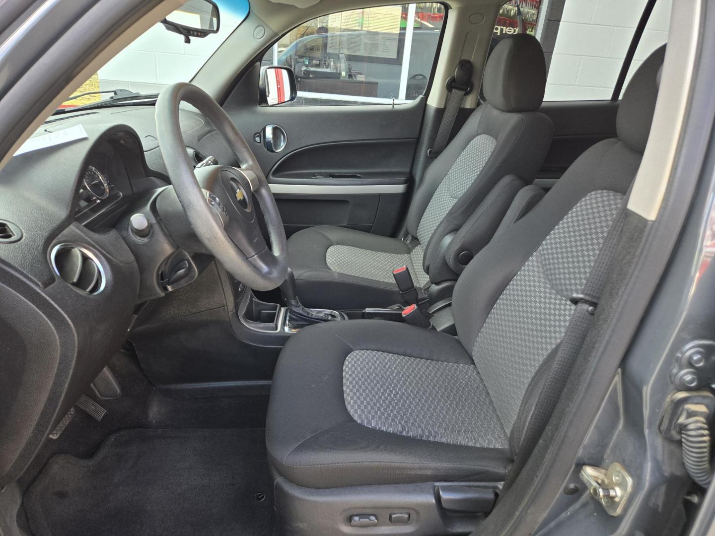 2009 GRAY Chevrolet HHR LT1 (3GNCA23B79S) with an 2.2L L4 DOHC 16V engine, 4-Speed Automatic Overdrive transmission, located at 503 West Court, Seguin, TX, 78155, (830) 379-3373, 29.568621, -97.969803 - 2009 Chevrolet HHR LT1 with a 2.2L L4 DOHC 16V, Automatic, Tilt, Cruise, AM/FM/CD/AUX Stereo, Power Windows, Locks, Seat and Side Mirrors, Tinted Windows, Automatic Headlights, Power Sunroof, Rear Defroster, Rear Wiper and more!! - Photo#4