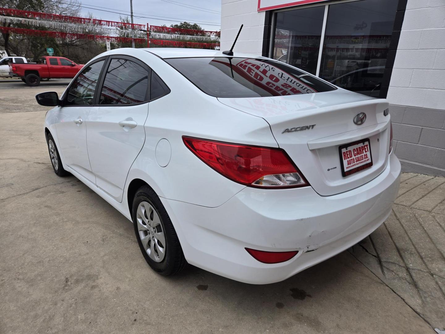 2016 WHITE Hyundai Accent SE 4-Door 6A (KMHCT4AE0GU) with an 1.6L L4 DOHC 16V engine, Automatic transmission, located at 503 West Court, Seguin, TX, 78155, (830) 379-3373, 29.568621, -97.969803 - 2016 Hyundai Accent SE 4-Door with a 1.6L L4 DOHC 16V, Automatic, Tilt, Cruise, AM/FM/CD/AUX Stereo, Power Windows, Locks and Side Mirrors, Bluetooth, Tinted Windows, Rear Defroster and more!! - Photo#3