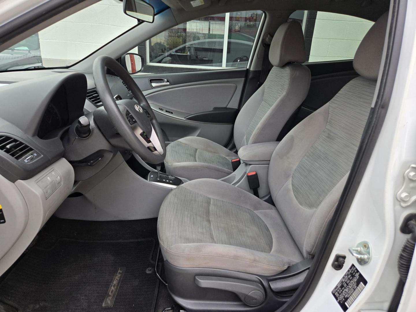 2016 WHITE Hyundai Accent SE 4-Door 6A (KMHCT4AE0GU) with an 1.6L L4 DOHC 16V engine, Automatic transmission, located at 503 West Court, Seguin, TX, 78155, (830) 379-3373, 29.568621, -97.969803 - 2016 Hyundai Accent SE 4-Door with a 1.6L L4 DOHC 16V, Automatic, Tilt, Cruise, AM/FM/CD/AUX Stereo, Power Windows, Locks and Side Mirrors, Bluetooth, Tinted Windows, Rear Defroster and more!! - Photo#4