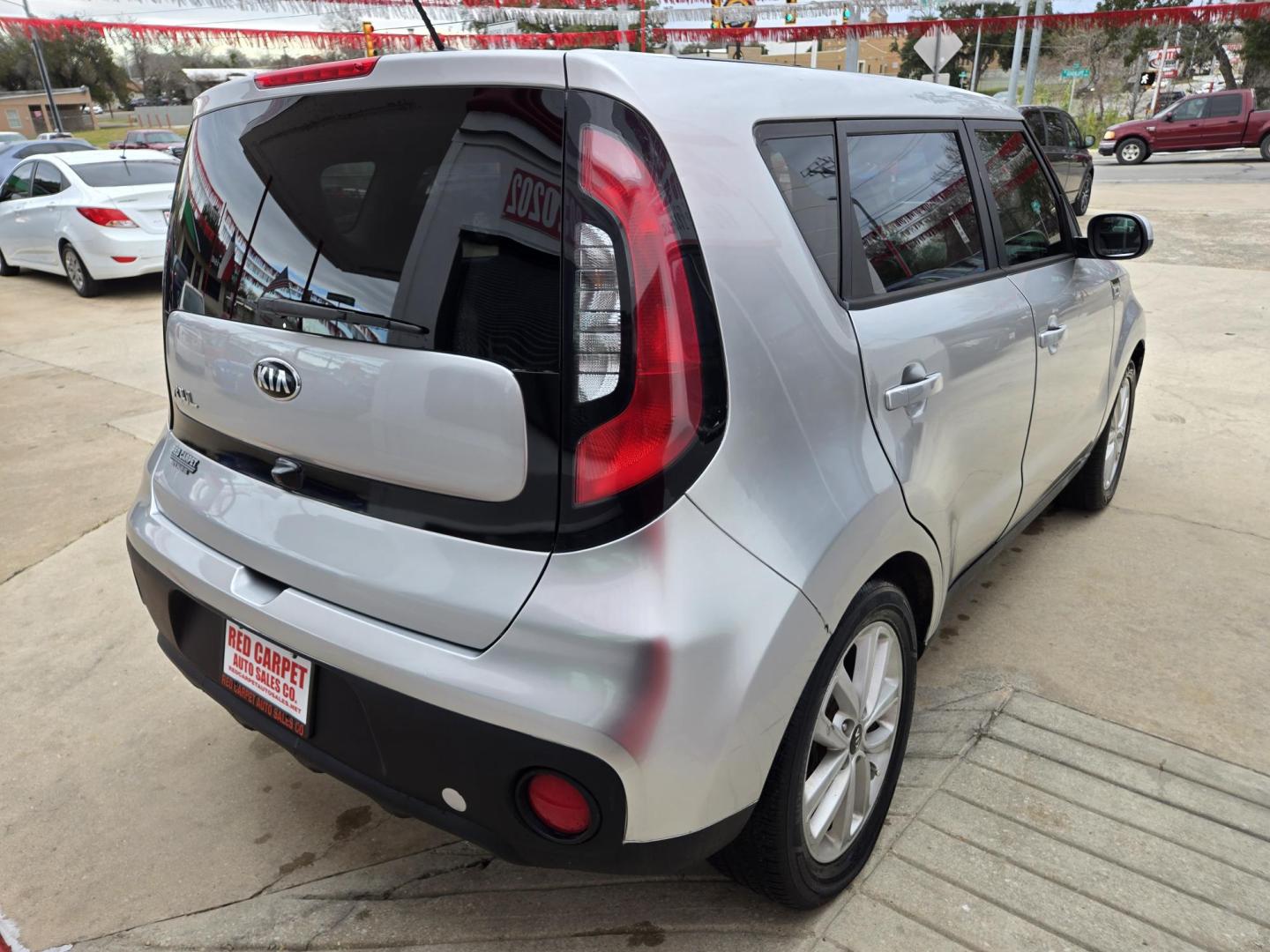 2018 SILVER Kia Soul + (KNDJP3A51J7) with an 2.0L L4 DOHC 16V engine, Automatic transmission, located at 503 West Court, Seguin, TX, 78155, (830) 379-3373, 29.568621, -97.969803 - 2018 Kia Soul + with a 2.0L L4 DOHC 16V, Automatic, Tilt, Cruise, AM/FM/AUX Touchscreen Stereo, Power Windows, Locks and Side Mirrors, Bluetooth, Apple Car Play Capability, Automatic Headlights, Backup Camera, Alloy Wheels, Rear Wiper, Rear Defroster and more!! - Photo#2