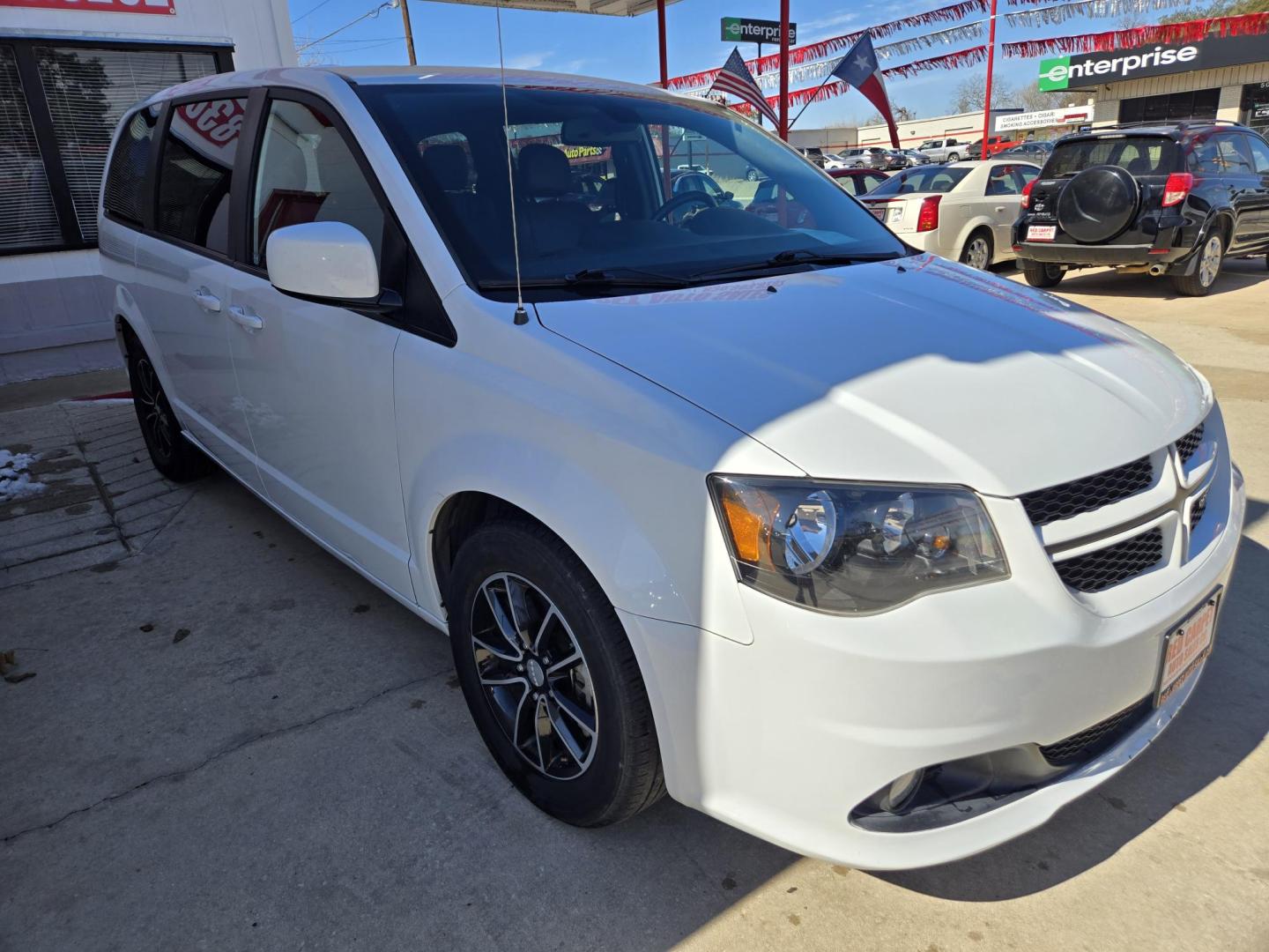 2019 WHITE Dodge Grand Caravan GT (2C4RDGEG7KR) with an 3.6L V6 DOHC 24V engine, Automatic transmission, located at 503 West Court, Seguin, TX, 78155, (830) 379-3373, 29.568621, -97.969803 - 2019 Dodge Grand Caravan GT with a 3.6L V6 DOHC 24V, Automatic, Tilt, Cruise, AM/FM/CD/AUX Touchscreen Stereo, Power Windows, Locks, Seat and Side Mirrors, Leather Seating, Navigation System, Dual Climate Control, Rear A/C, Power Side Sliding Doors, Power Rear Hatch, Backup Camera, Bumper Sensors, A - Photo#1