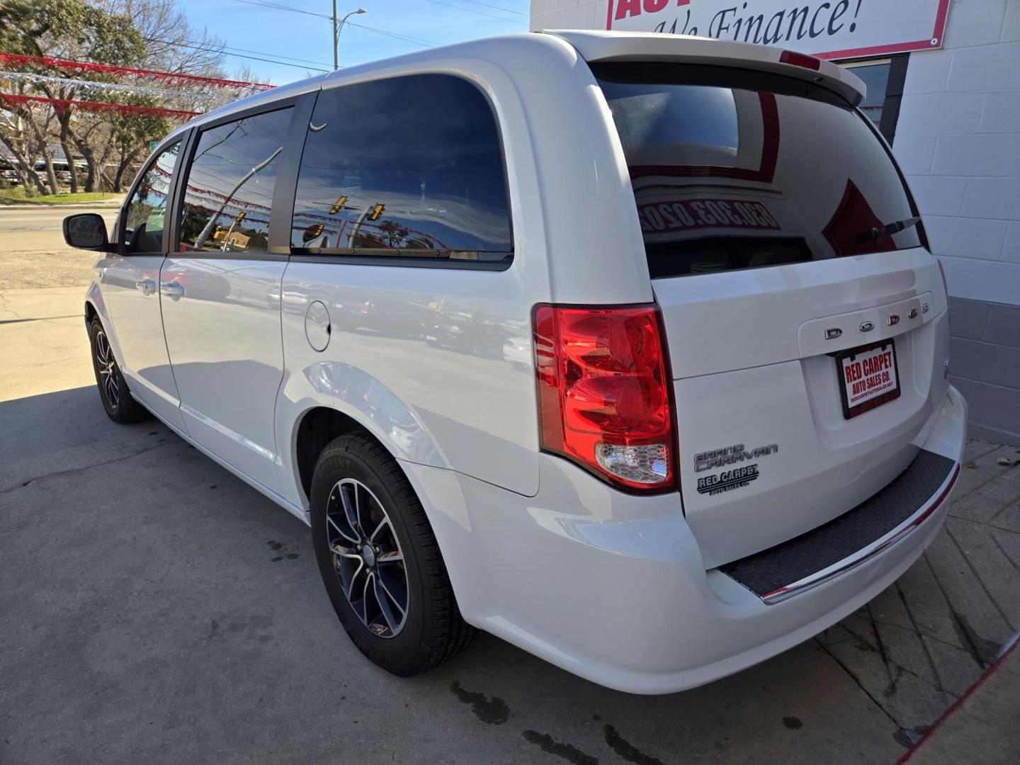 2019 WHITE Dodge Grand Caravan GT (2C4RDGEG7KR) with an 3.6L V6 DOHC 24V engine, Automatic transmission, located at 503 West Court, Seguin, TX, 78155, (830) 379-3373, 29.568621, -97.969803 - 2019 Dodge Grand Caravan GT with a 3.6L V6 DOHC 24V, Automatic, Tilt, Cruise, AM/FM/CD/AUX Touchscreen Stereo, Power Windows, Locks, Seat and Side Mirrors, Leather Seating, Navigation System, Dual Climate Control, Rear A/C, Power Side Sliding Doors, Power Rear Hatch, Backup Camera, Bumper Sensors, A - Photo#3