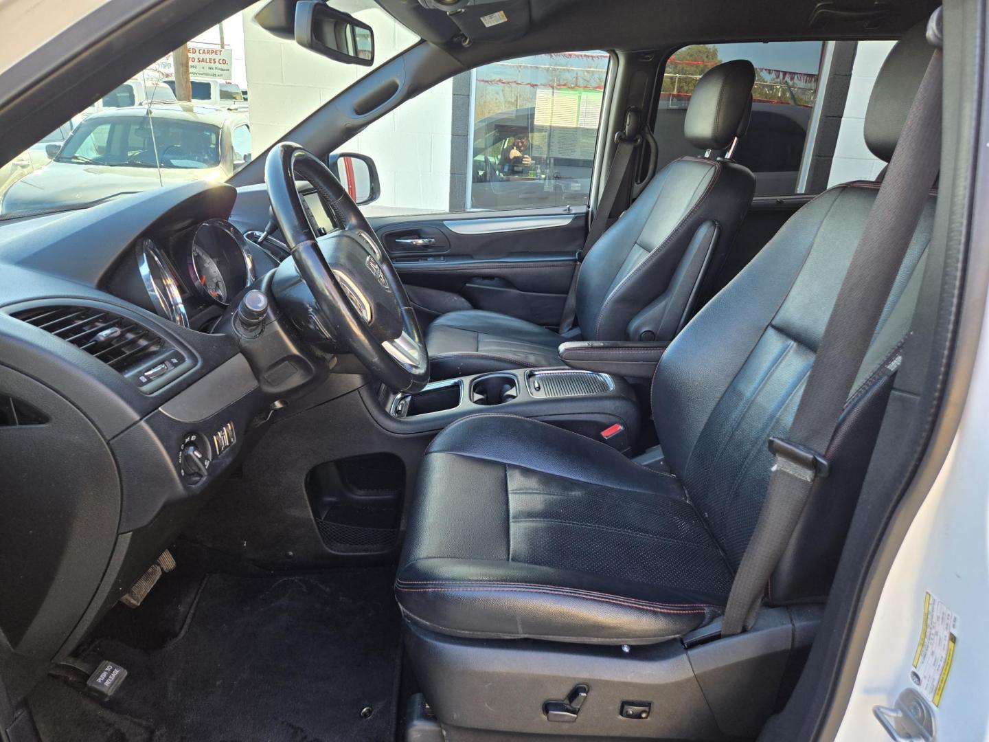 2019 WHITE Dodge Grand Caravan GT (2C4RDGEG7KR) with an 3.6L V6 DOHC 24V engine, Automatic transmission, located at 503 West Court, Seguin, TX, 78155, (830) 379-3373, 29.568621, -97.969803 - 2019 Dodge Grand Caravan GT with a 3.6L V6 DOHC 24V, Automatic, Tilt, Cruise, AM/FM/CD/AUX Touchscreen Stereo, Power Windows, Locks, Seat and Side Mirrors, Leather Seating, Navigation System, Dual Climate Control, Rear A/C, Power Side Sliding Doors, Power Rear Hatch, Backup Camera, Bumper Sensors, A - Photo#4