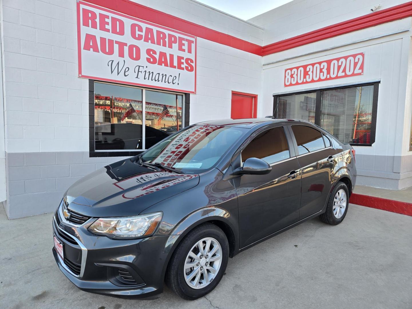 2018 GRAY Chevrolet Sonic LT Manual Sedan (1G1JD5SH4J4) with an 1.8L L4 DOHC 24V engine, Automatic transmission, located at 503 West Court, Seguin, TX, 78155, (830) 379-3373, 29.568621, -97.969803 - Photo#0