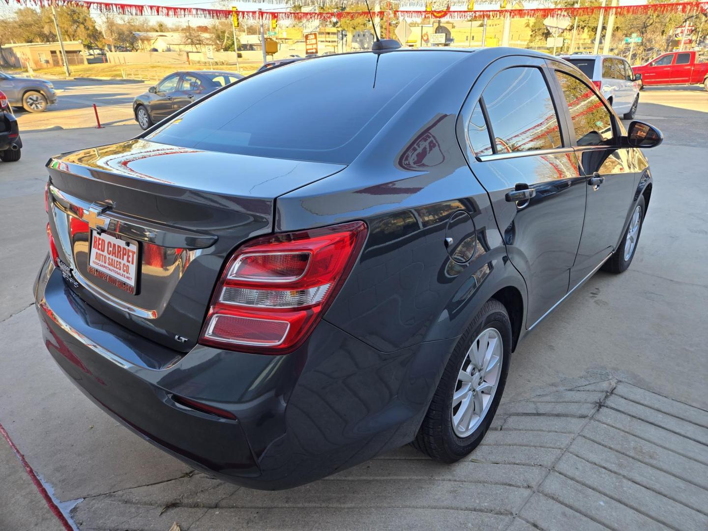 2018 GRAY Chevrolet Sonic LT Manual Sedan (1G1JD5SH4J4) with an 1.8L L4 DOHC 24V engine, Automatic transmission, located at 503 West Court, Seguin, TX, 78155, (830) 379-3373, 29.568621, -97.969803 - Photo#2