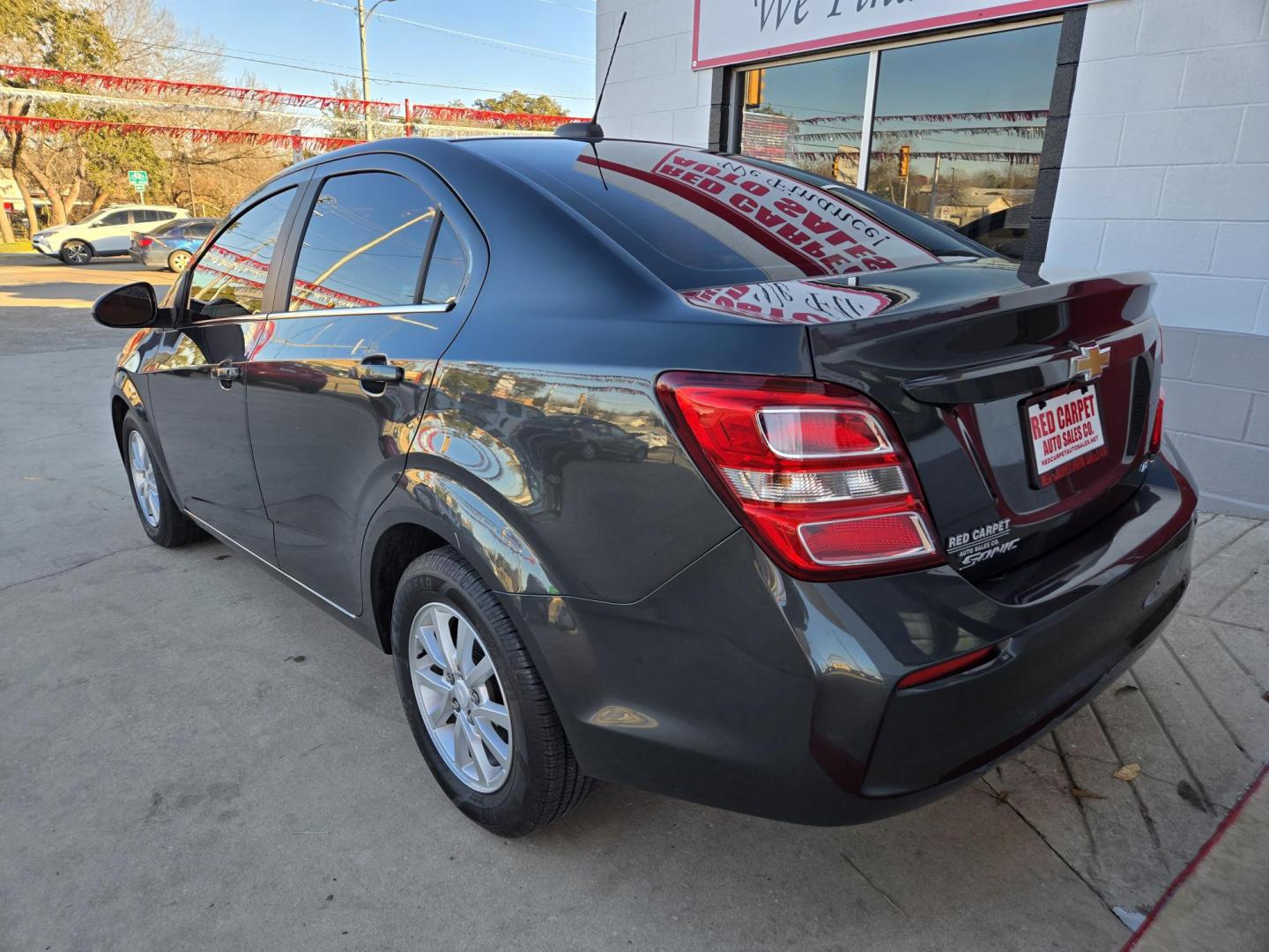 2018 GRAY Chevrolet Sonic LT Manual Sedan (1G1JD5SH4J4) with an 1.8L L4 DOHC 24V engine, Automatic transmission, located at 503 West Court, Seguin, TX, 78155, (830) 379-3373, 29.568621, -97.969803 - Photo#3