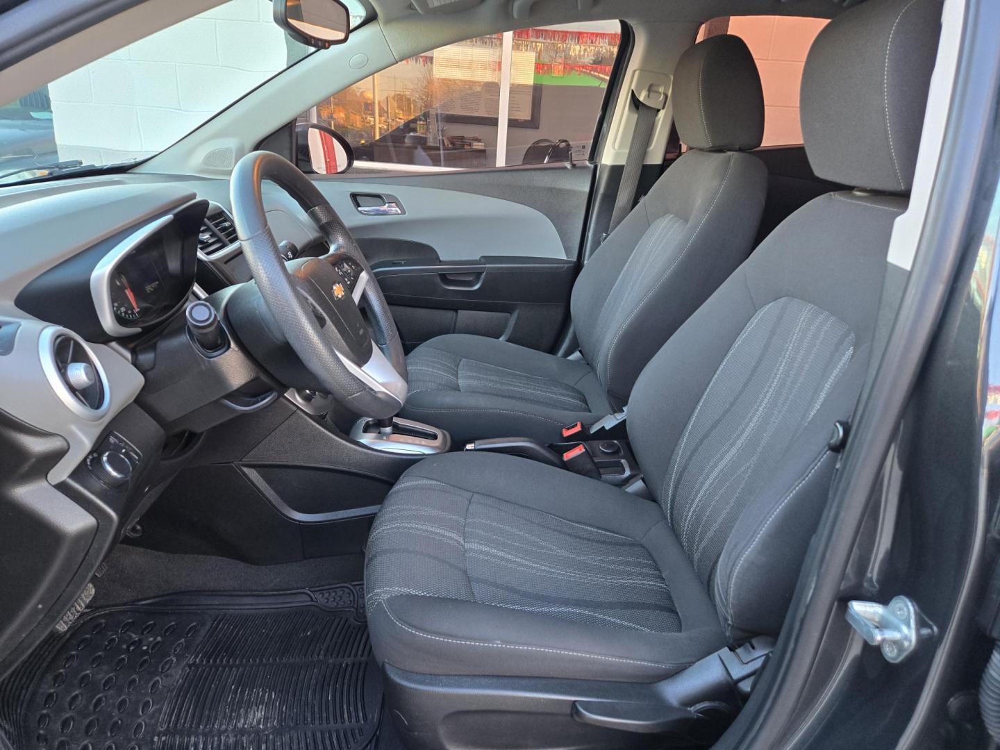 2018 GRAY Chevrolet Sonic LT Manual Sedan (1G1JD5SH4J4) with an 1.8L L4 DOHC 24V engine, Automatic transmission, located at 503 West Court, Seguin, TX, 78155, (830) 379-3373, 29.568621, -97.969803 - Photo#4