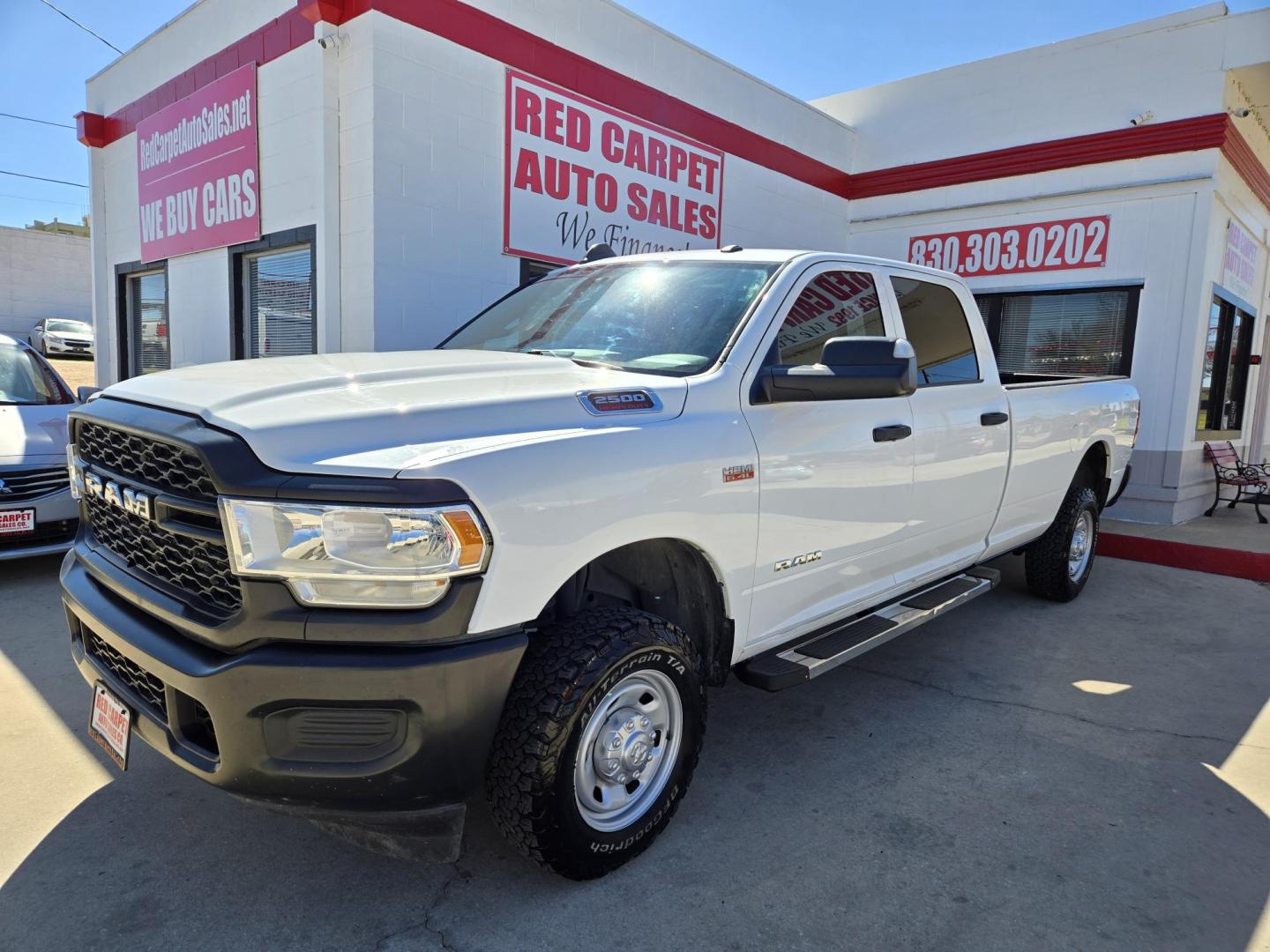 2022 WHITE RAM 2500 Tradesman Crew Cab LWB 4WD (3C6UR5HJXNG) with an 6.4L V8 engine, 6A transmission, located at 503 West Court, Seguin, TX, 78155, (830) 379-3373, 29.568621, -97.969803 - 2022 RAM 2500 Tradesman Crew Cab LWB 4WD with a 6.4L V8, Automatic, Tilt, Cruise, AM/FM/AUX Stereo, Power Windows, Locks and Side Mirrors, Bluetooth, Leather Seating, Front Bench Seating, Tinted Windows, Alloy Wheels, Running Boards, Trailer Towing, Backup Camera, Bumper Sensors and more!! - Photo#0