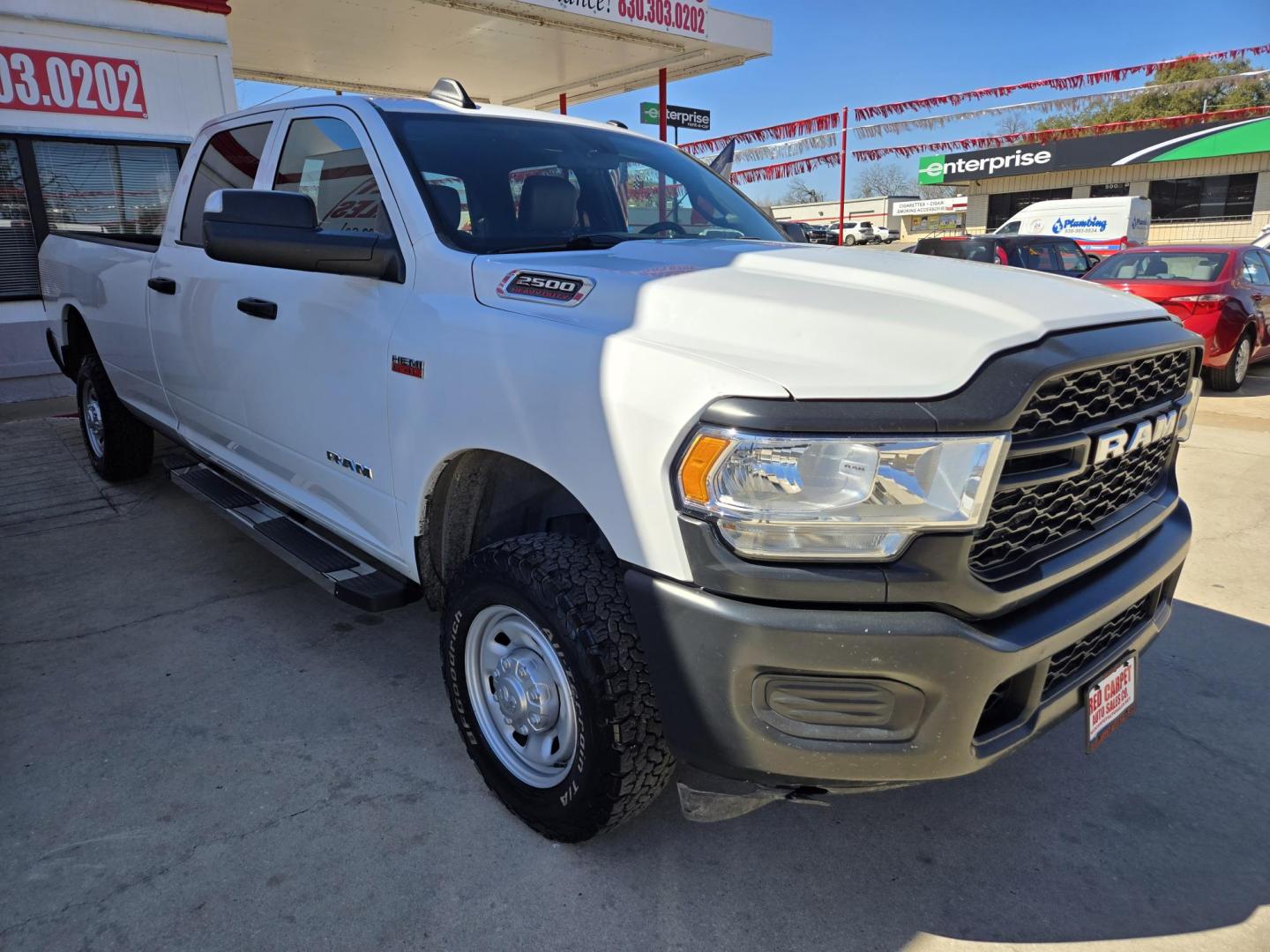 2022 WHITE RAM 2500 Tradesman Crew Cab LWB 4WD (3C6UR5HJXNG) with an 6.4L V8 engine, 6A transmission, located at 503 West Court, Seguin, TX, 78155, (830) 379-3373, 29.568621, -97.969803 - 2022 RAM 2500 Tradesman Crew Cab LWB 4WD with a 6.4L V8, Automatic, Tilt, Cruise, AM/FM/AUX Stereo, Power Windows, Locks and Side Mirrors, Bluetooth, Leather Seating, Front Bench Seating, Tinted Windows, Alloy Wheels, Running Boards, Trailer Towing, Backup Camera, Bumper Sensors and more!! - Photo#1