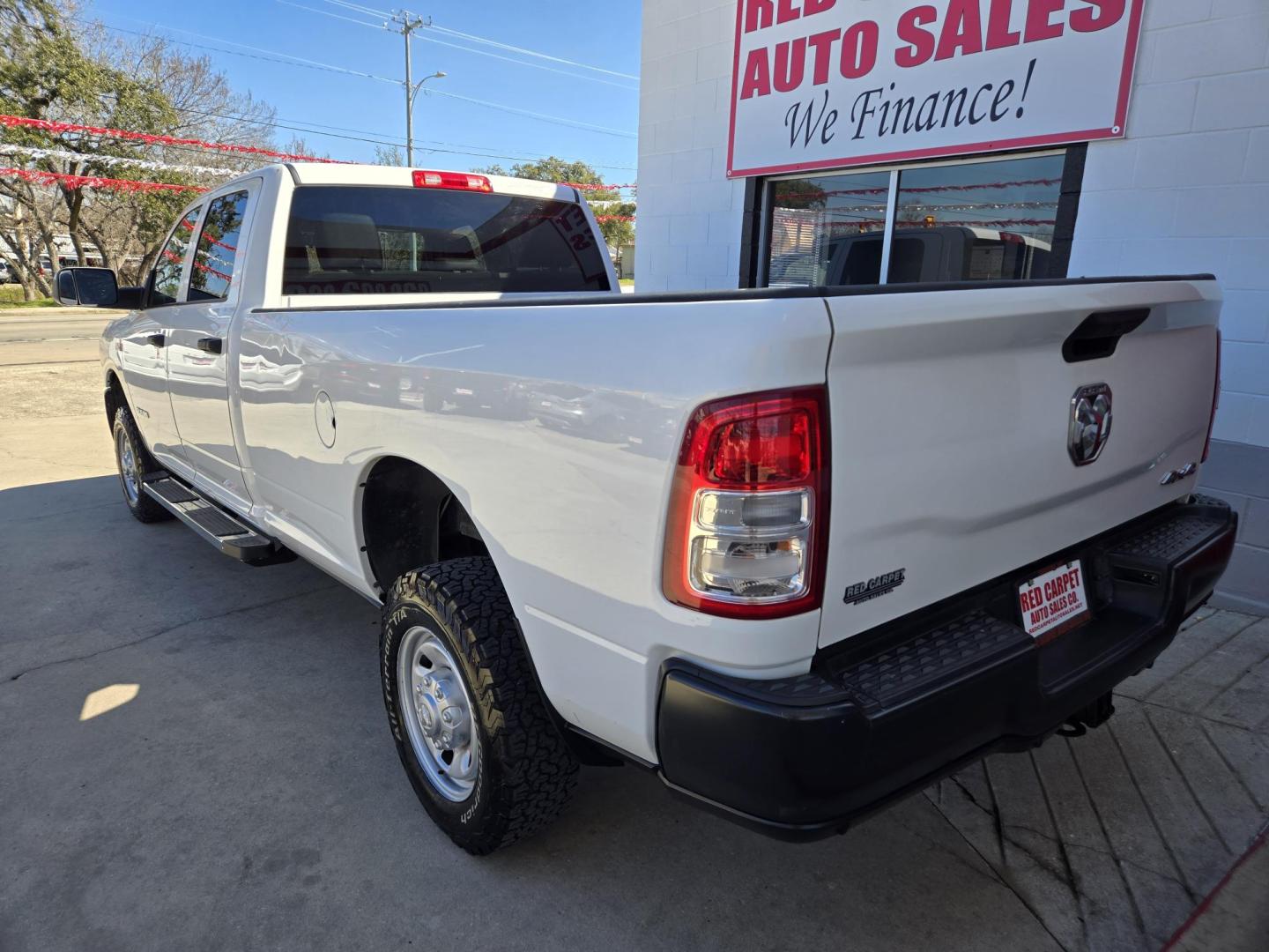 2022 WHITE RAM 2500 Tradesman Crew Cab LWB 4WD (3C6UR5HJXNG) with an 6.4L V8 engine, 6A transmission, located at 503 West Court, Seguin, TX, 78155, (830) 379-3373, 29.568621, -97.969803 - 2022 RAM 2500 Tradesman Crew Cab LWB 4WD with a 6.4L V8, Automatic, Tilt, Cruise, AM/FM/AUX Stereo, Power Windows, Locks and Side Mirrors, Bluetooth, Leather Seating, Front Bench Seating, Tinted Windows, Alloy Wheels, Running Boards, Trailer Towing, Backup Camera, Bumper Sensors and more!! - Photo#3